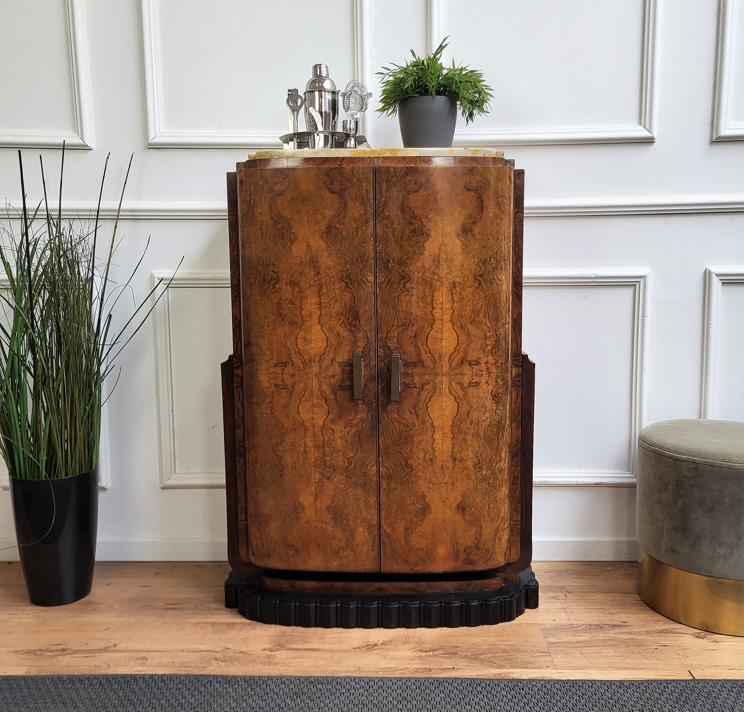 Important and elegantly shaped Italian Art Deco cabinet that we imagined as cocktail bar in a living room but can perfectly be used as tableware sideboard or credenza in a dining room. Greatly carved design frame, in beautiful veneer burl wood with