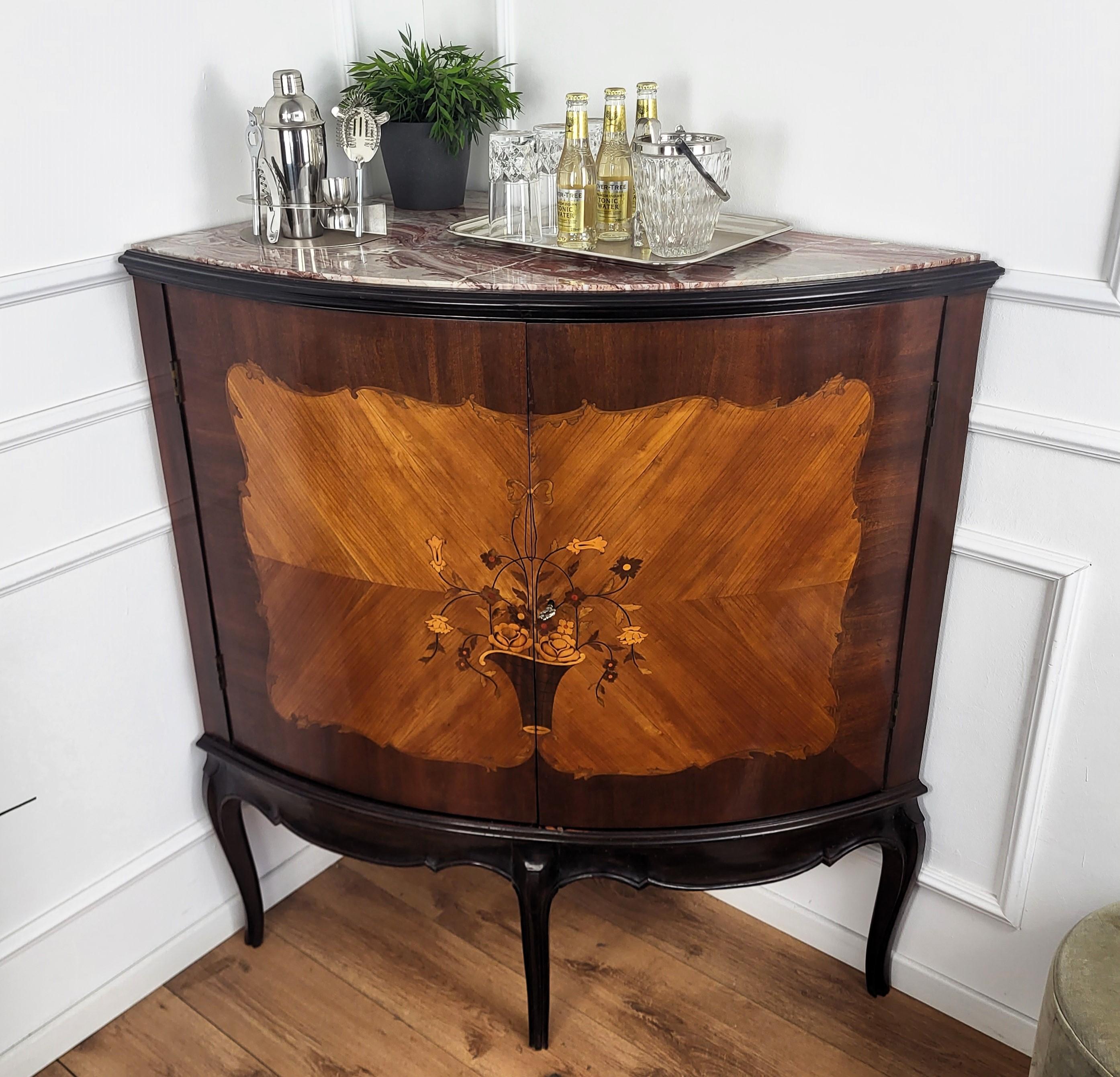 Magnifique et élégant meuble d'angle de bar sec italien au design et aux formes typiques des pièces Art-Déco et Mid-Century Modern, avec des portes incurvées en noyer et ronce de bois, avec une grande incrustation florale et une utilisation
