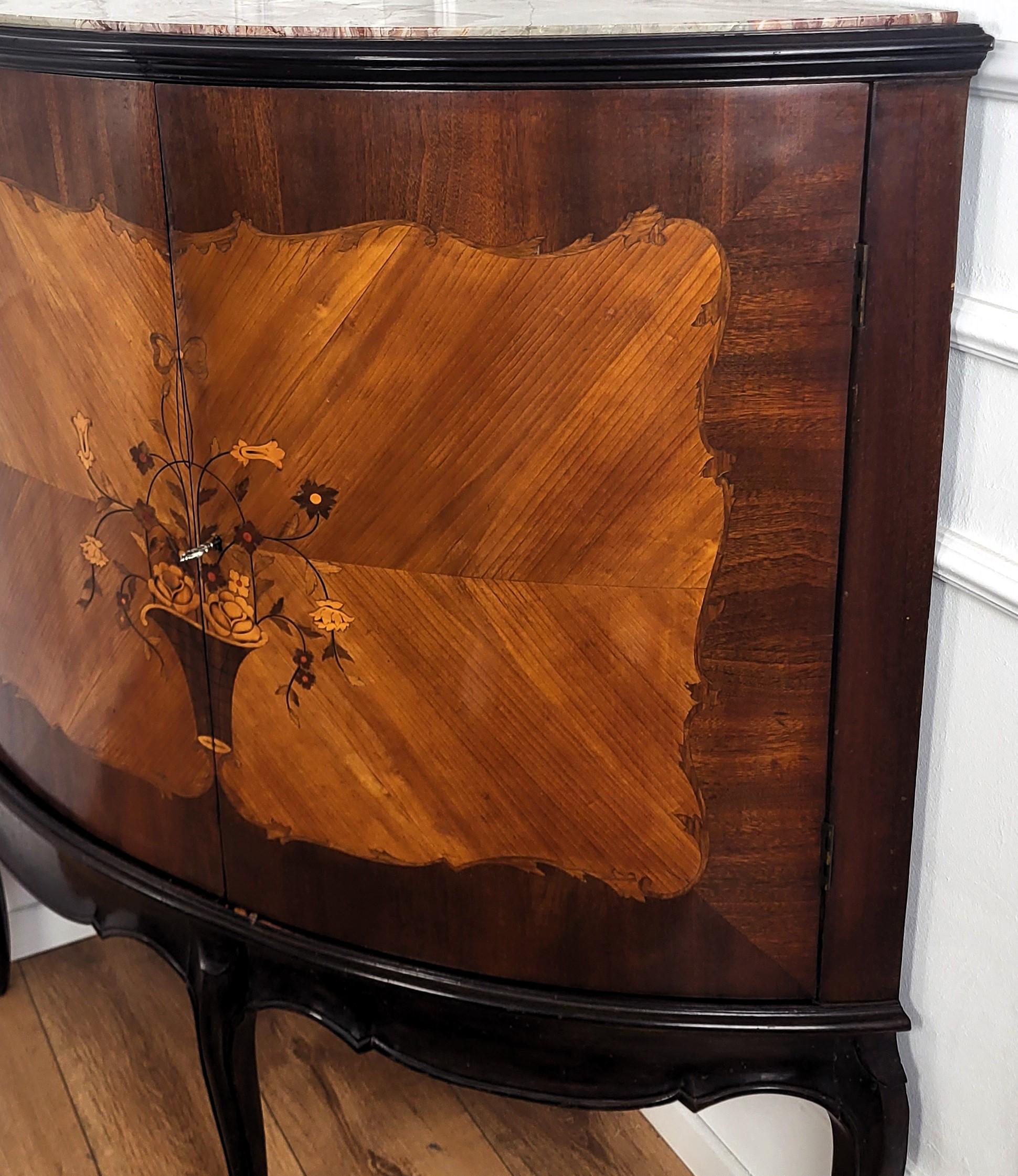 1950s Italian Art Deco Italian Walnut Mirror Mosaic Marble Bar Corner Cabinet Bon état - En vente à Carimate, Como