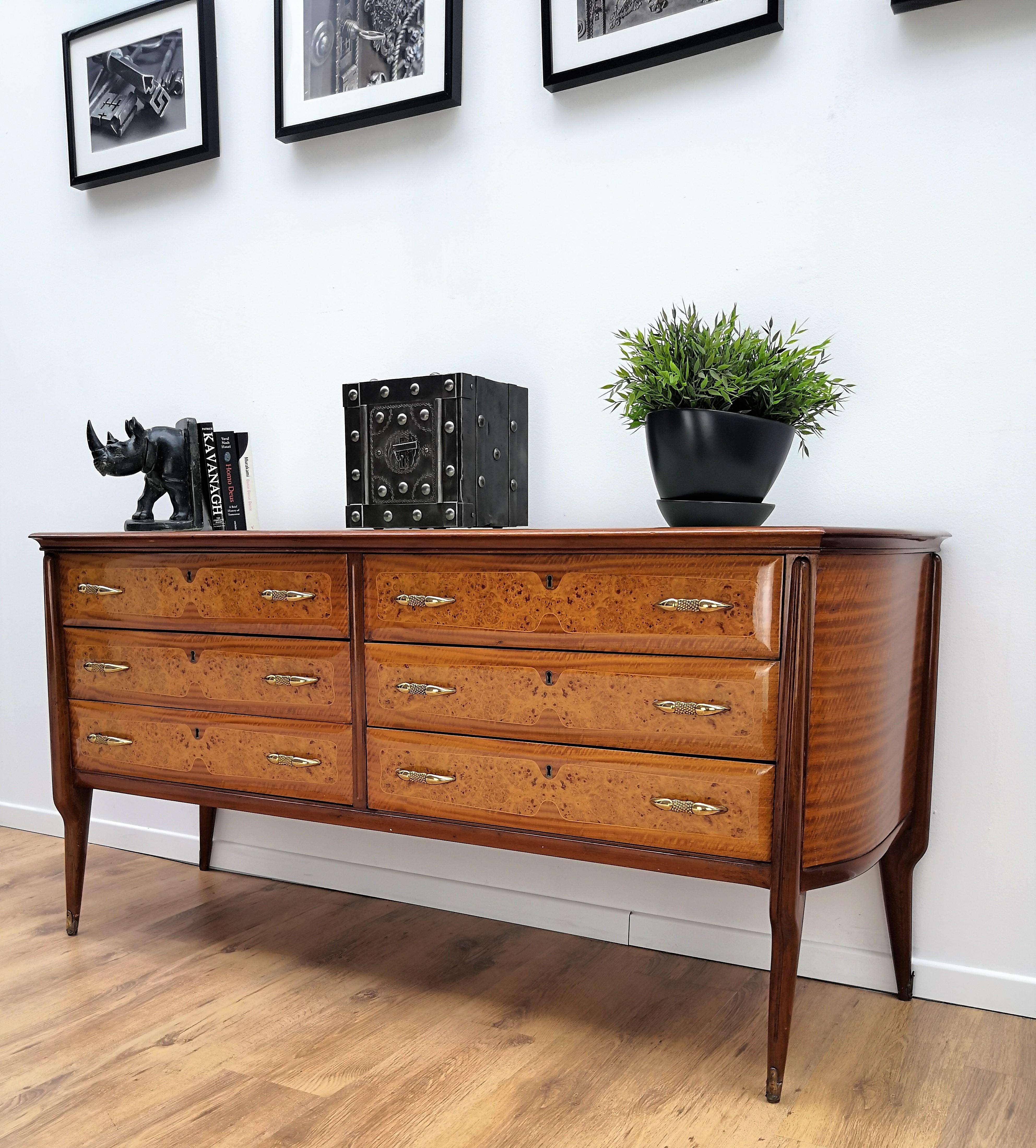 Beautiful Italian 1950s sideboard, credenza, buffet or chest of drawers in solid Italian walnut and applied burl wood veneer with its greenish onix lacquered glass top, 6 drawers, 3 on each side, with original gilt brass handles, mounted on stylish