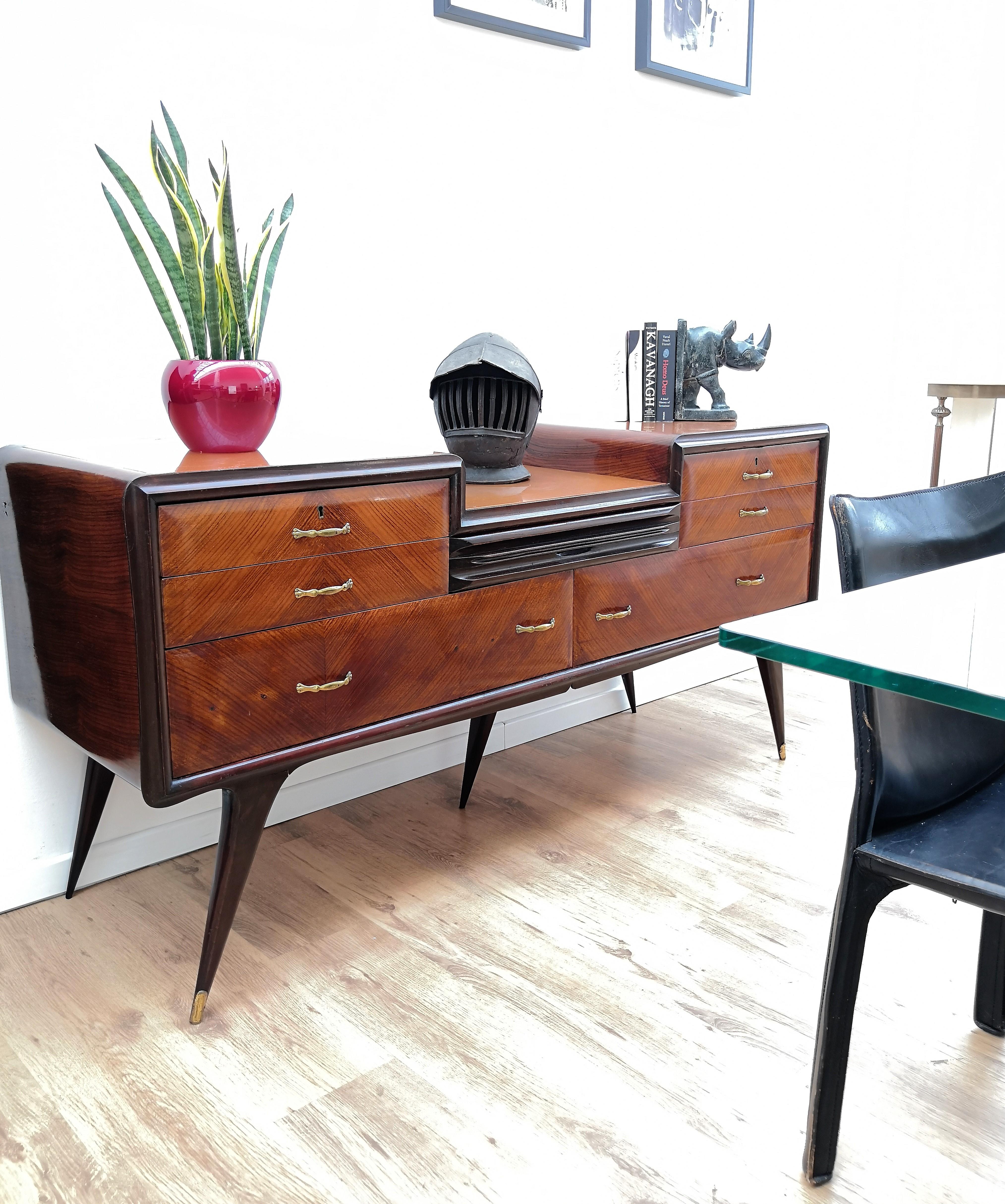 1950s Italian Art Deco Mid-Century Modern Wood, Glass and Brass Sideboard In Fair Condition In Carimate, Como