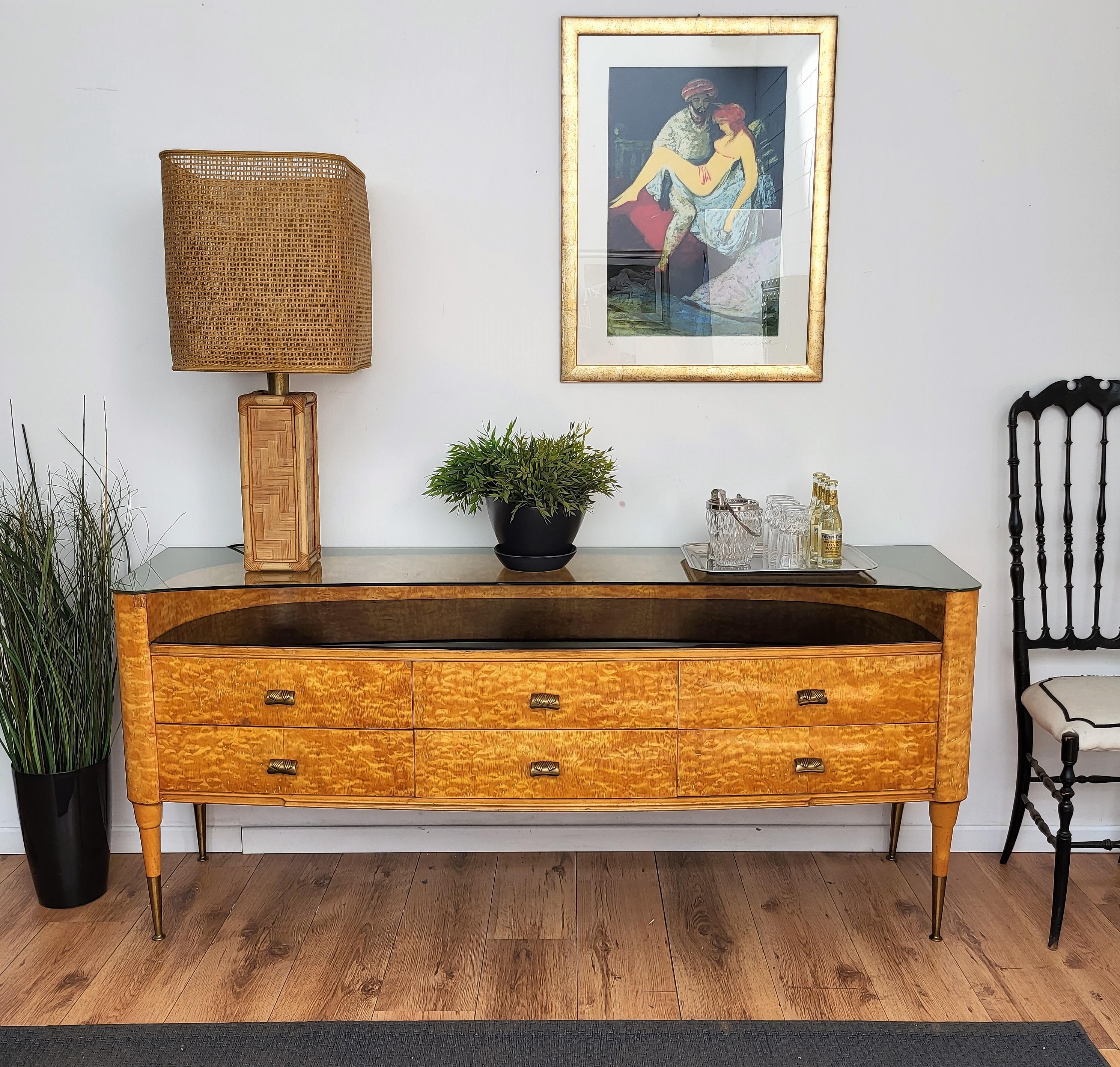 Schönes italienisches Sideboard, Kredenz, Buffet aus den 1950er Jahren mit sehr eleganten Formen und klassischem Holz, das entsprechend seiner natürlichen hellen Maserung bearbeitet wurde. Dieses großartige Möbelstück hat 6 Schubladen auf der