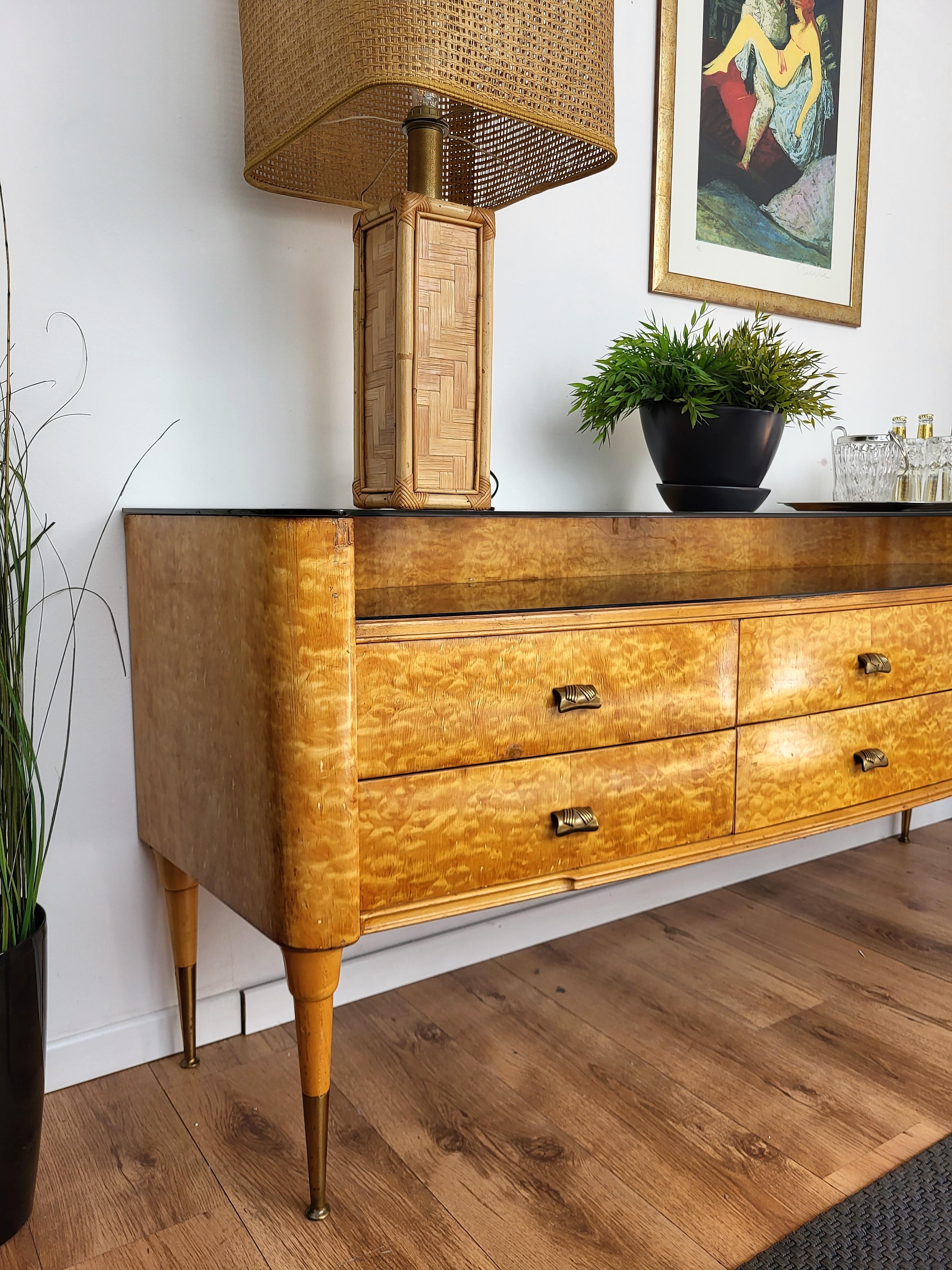 1950s Italian Art Deco Mid-Century Modern Wood Glass Brass Credenza Sideboard In Good Condition For Sale In Carimate, Como