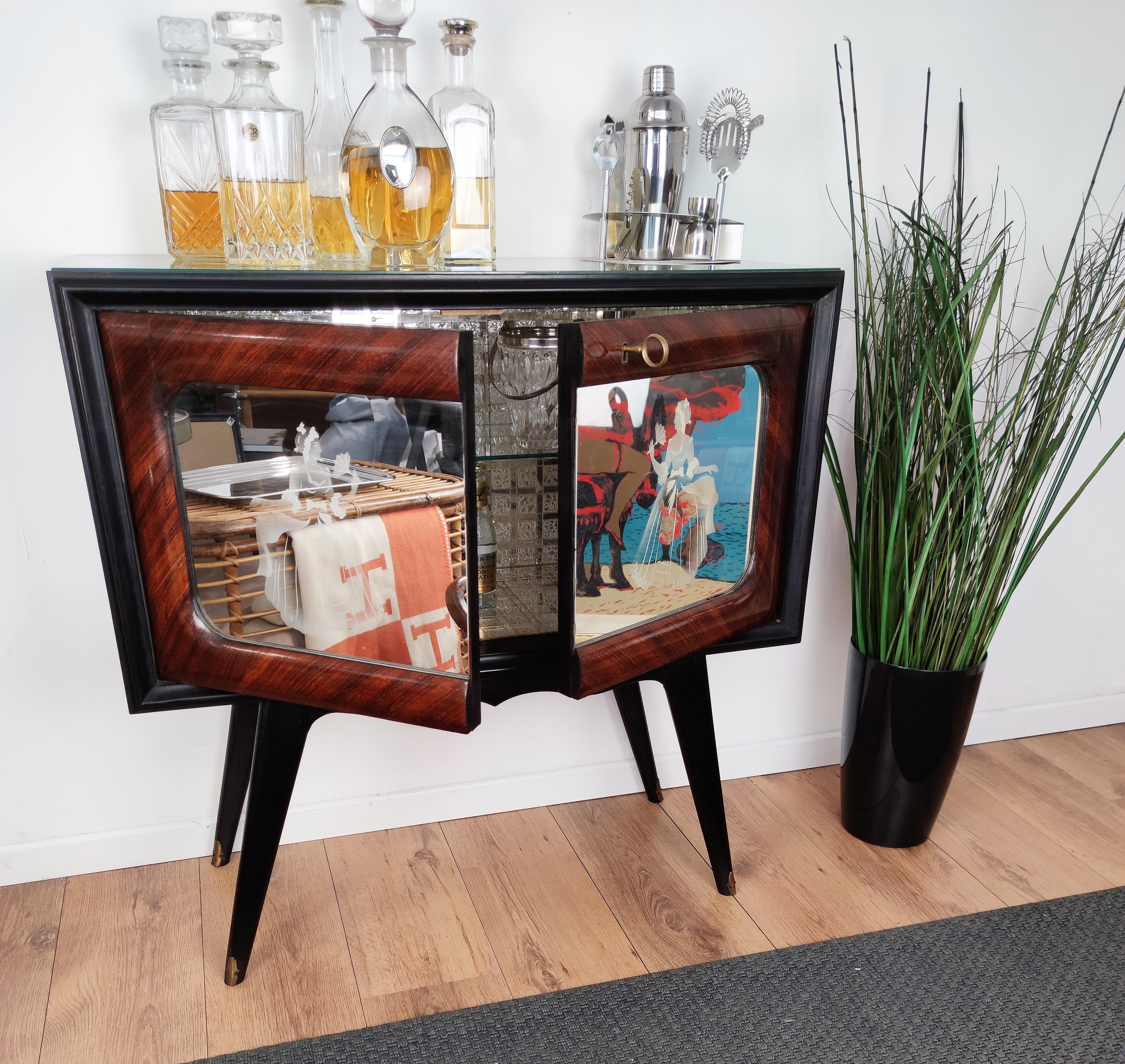 Very elegant Italian Art deco Mid-Century Modern dry bar cabinet, in walnut with double front door in great wood and mirror decorated with 2 women, green glass top with golden frame decor and amazing interior part in mirrors mosaic with one glass