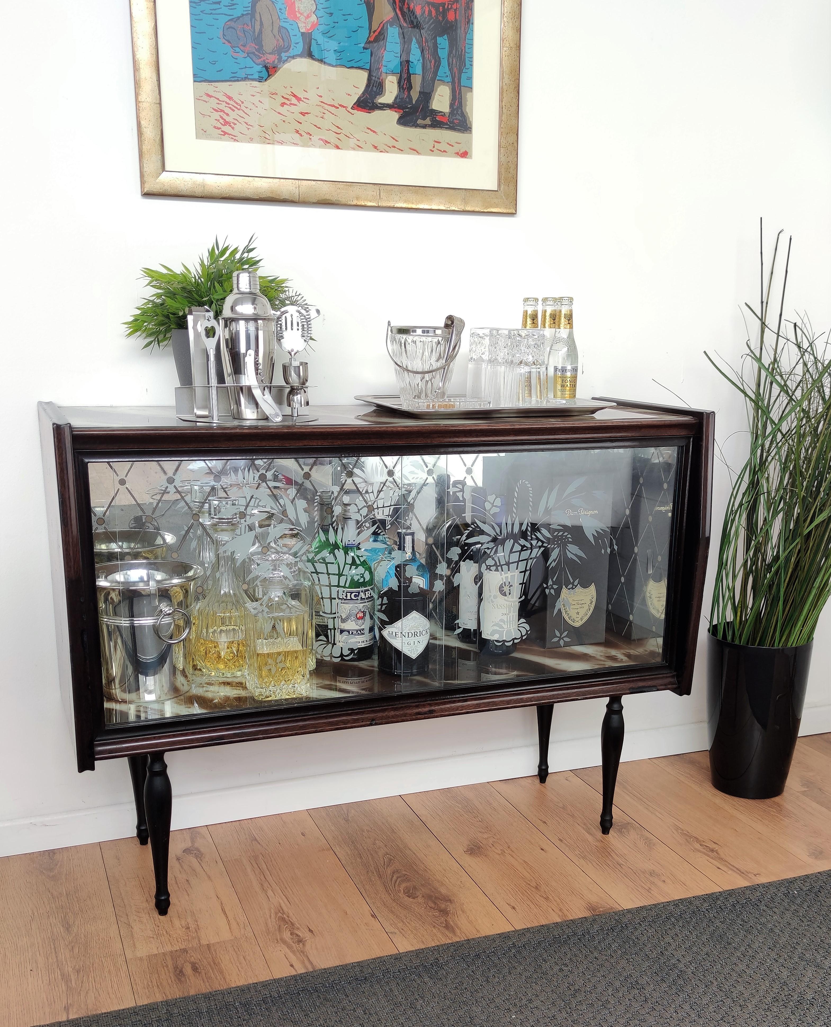 Very elegant Italian Art Deco Mid-Century Modern dry bar cabinet, in beautiful wood with sliding glass double front door and amazing interior part in mirrors mosaic with brown marble-style glass bottom shelf and top. The internal mirrors have small