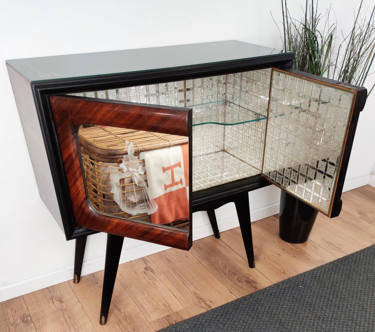 1950s Italian Art Deco Midcentury Regency Wood and Mirror Mosaic Dry Bar Cabinet For Sale 2