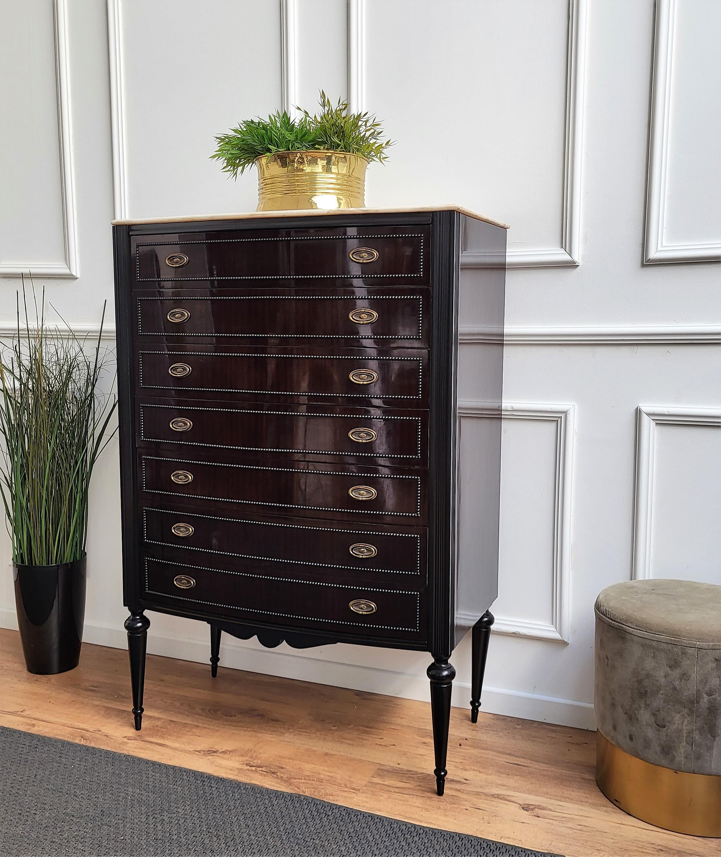 Important and elegantly shaped Italian Art Deco Mid-Century Modern dresser tallboy or chest of drawers, greatly designed front drawers, in beautiful veneer burl wood with shaped and beveled white marble top. This typical dresser has seven drawers,