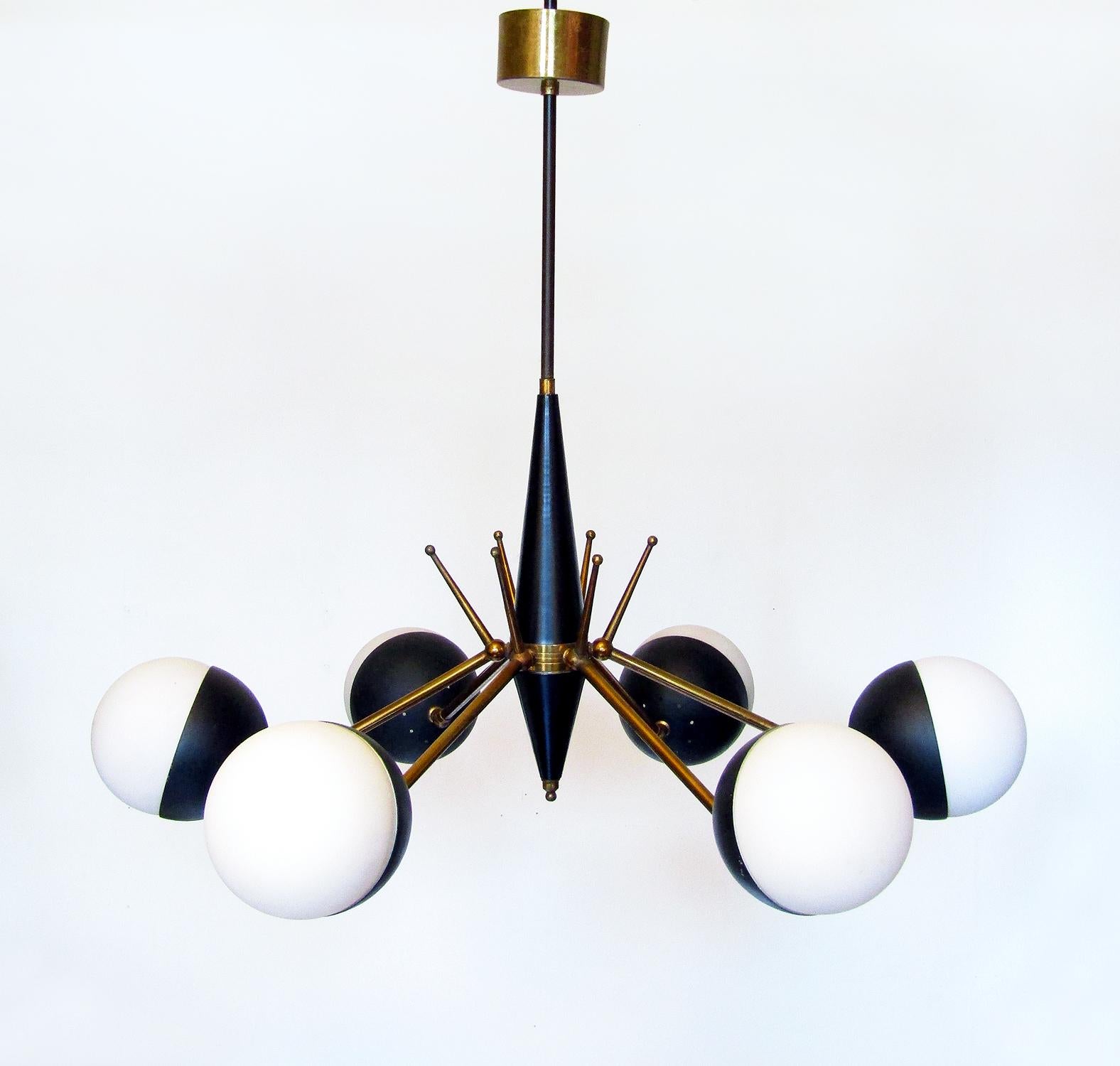 1950s Italian Articulated Globe Chandelier Attributed to Stilnovo In Good Condition For Sale In Shepperton, Surrey