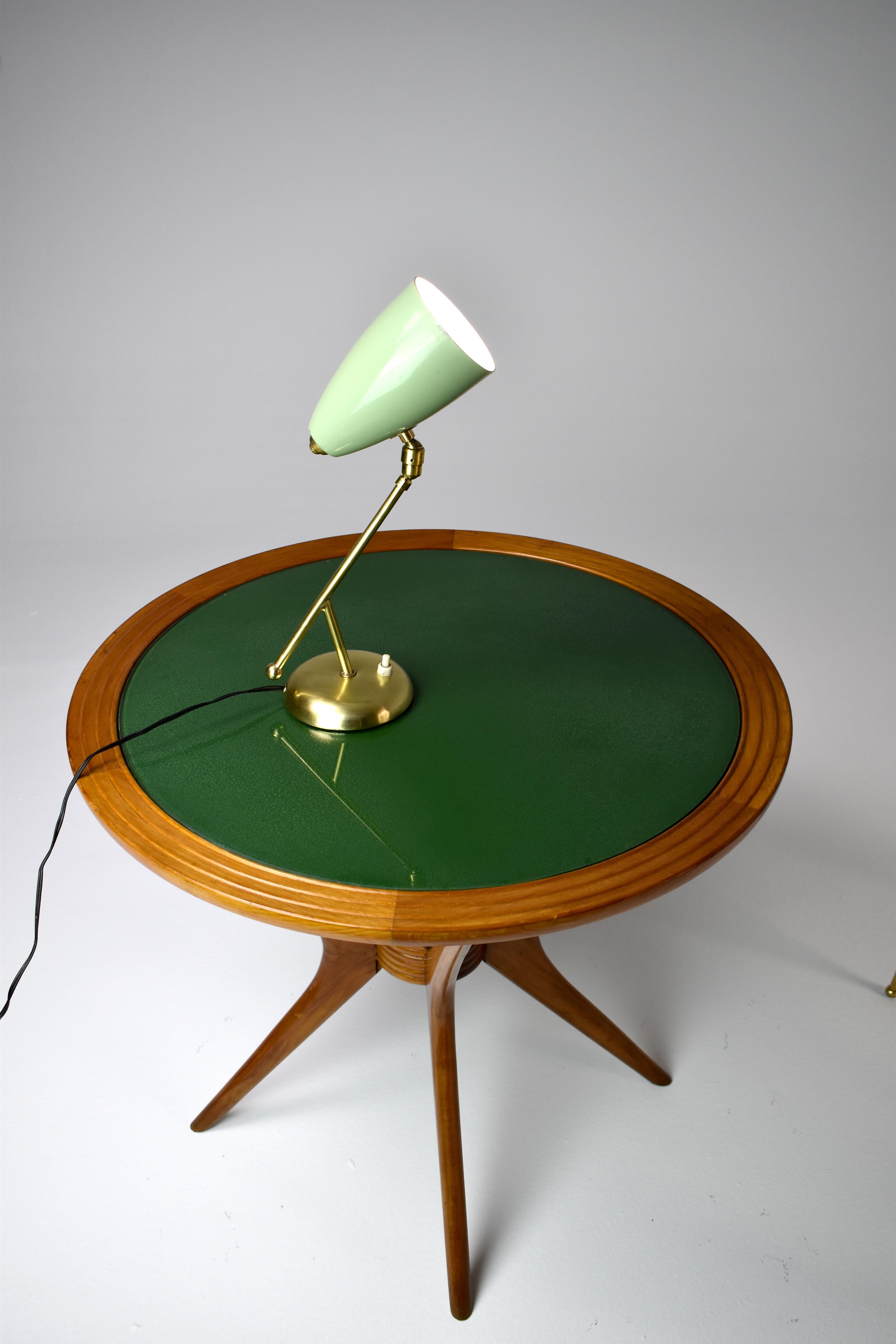 Laiton Lampe de bureau articulée italienne des années 1950  en vente