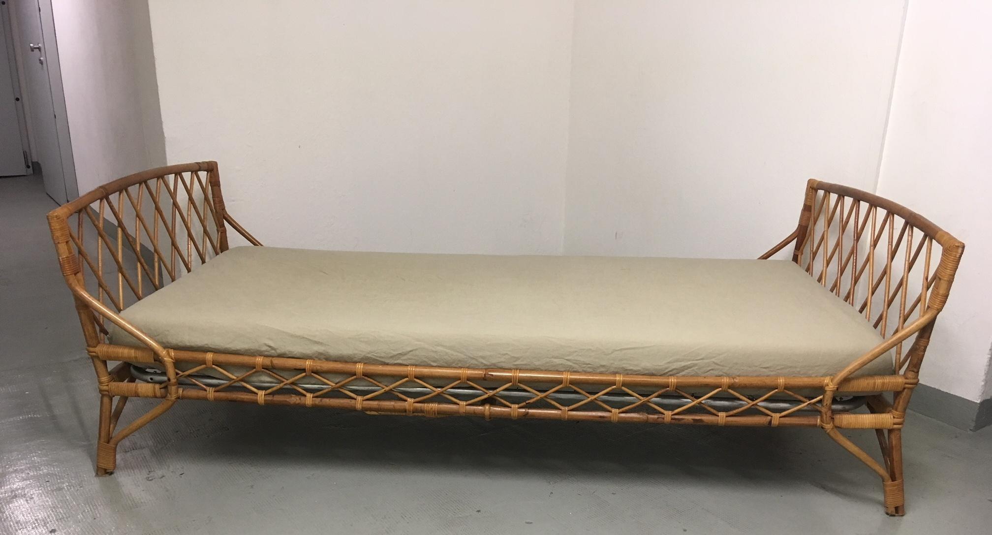 1950s Italian bamboo and rattan daybed
Very good condition, metal bedsteads
2 pieces available.
Sold without matress
 