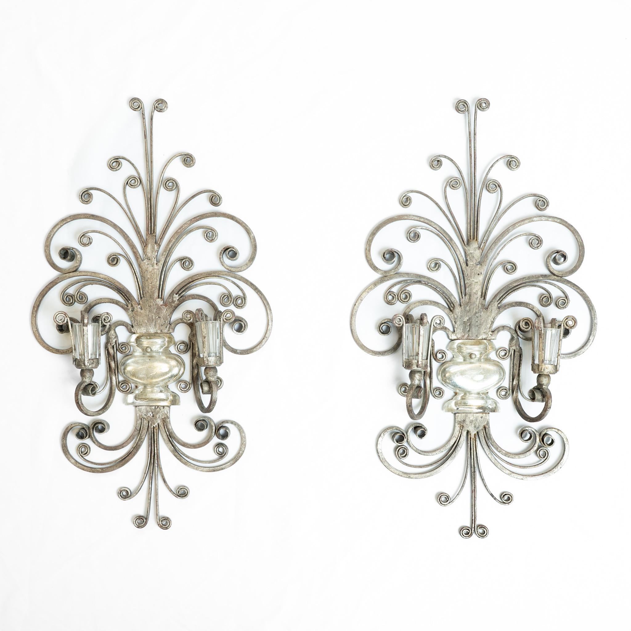 Pareja de apliques de hierro dorado y cristal de Banci Firenze.
Pergamino artesanal con urna de cristal en el centro.
Portalámparas doble.
Banci Firenze, fue una empresa fundada en Florencia en 1899. Se especializaron en iluminación artesanal de