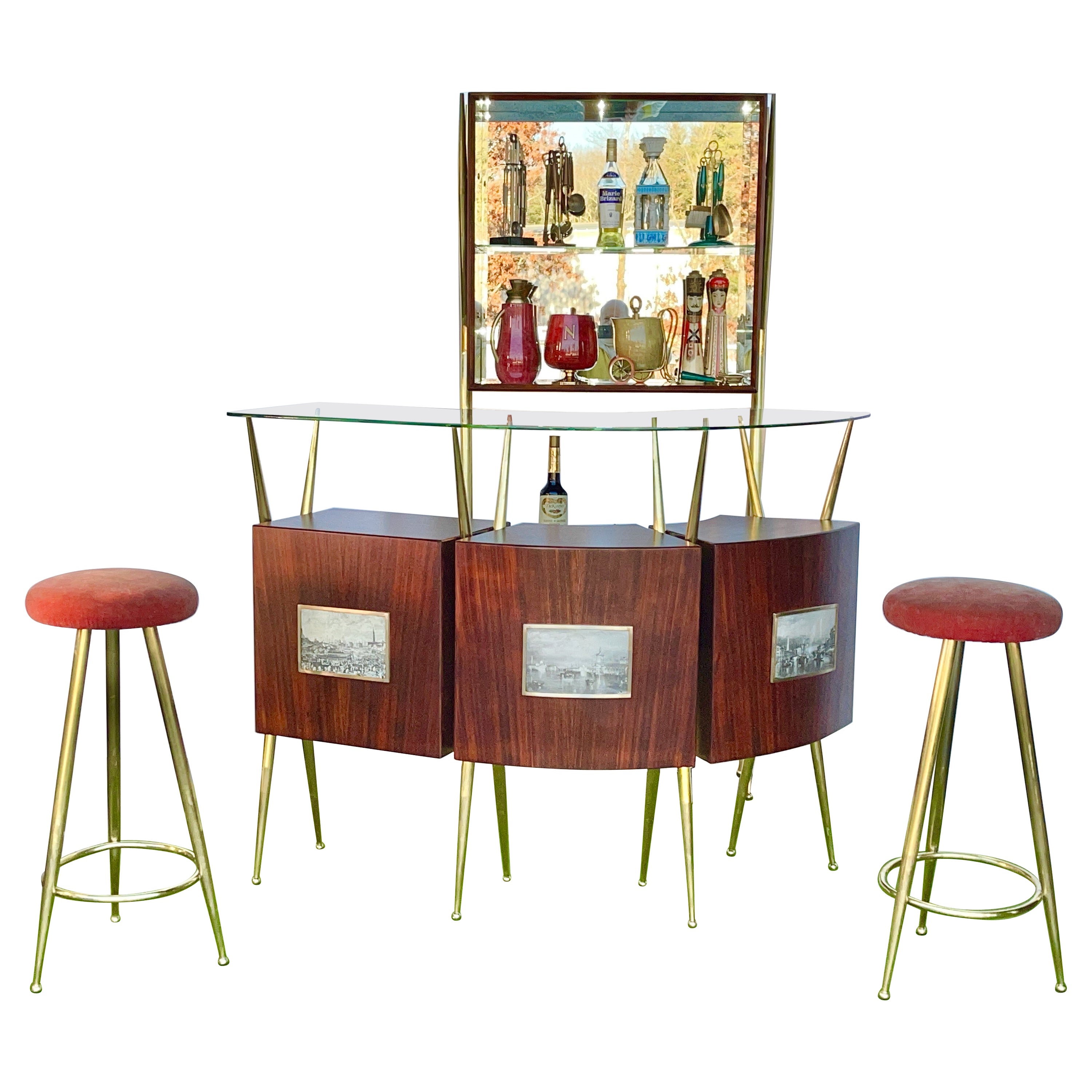 Bar italiano degli anni '50, schienale del bar e coppia di sgabelli da bar in ottone