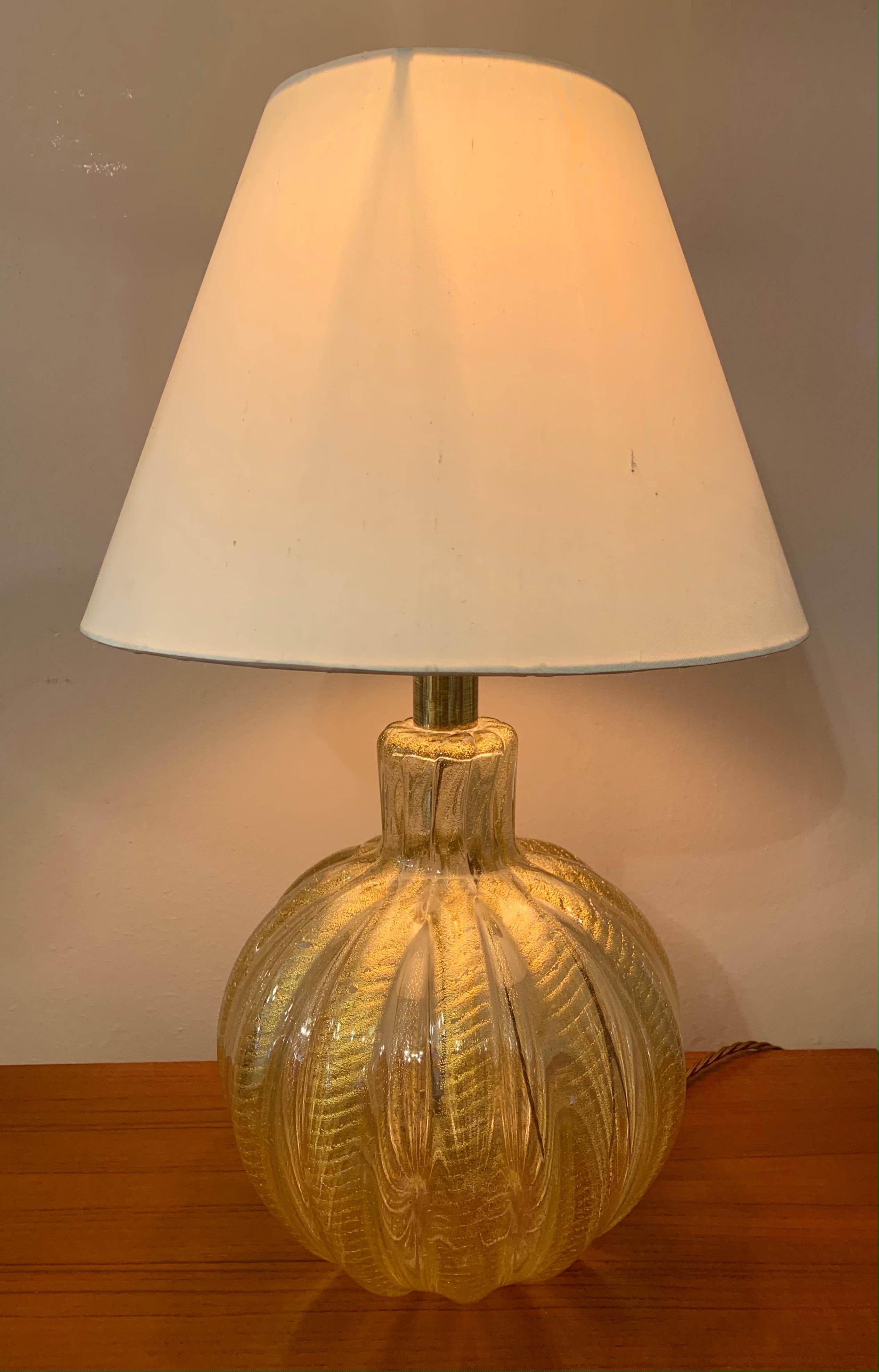 A 1950s, Murano, Barovier & Toso globe table lamp with gold leaf infused glass. Handcrafted in Murano, Italy, during the 1950s and 1960s. The lamp is hand blown with a ribbed thick-walled glass body with gold inclusions within it. A new brass
