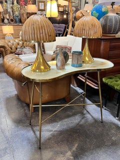 Tavolino italiano in ottone a forma di fagiolo degli anni ’50 con piano in vetro artistico