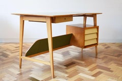 Bureau italien en bois de hêtre à la manière de Gio Ponti, années 1950