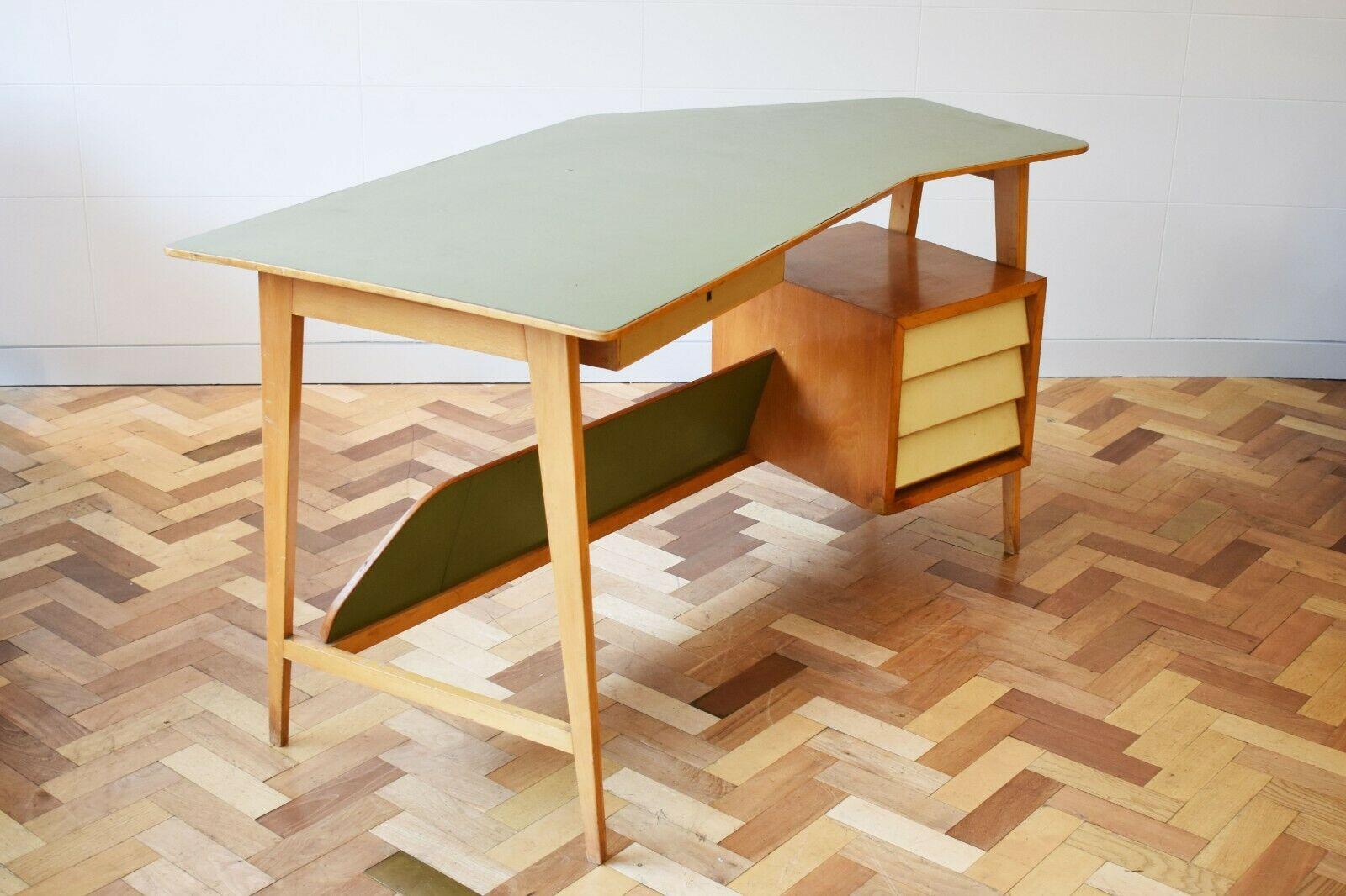 Mid-Century Modern Italian Beechwood Desk in the Manner of Gio Ponti, 1950's