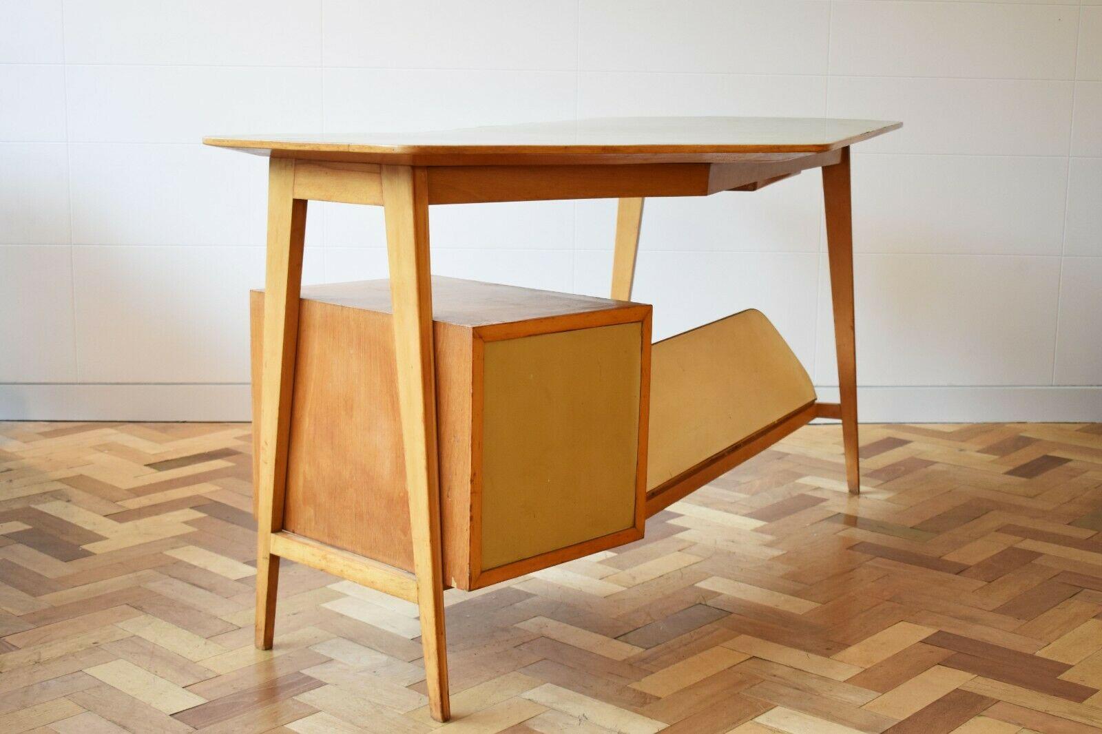 Italian Beechwood Desk in the Manner of Gio Ponti, 1950's In Good Condition In London, GB