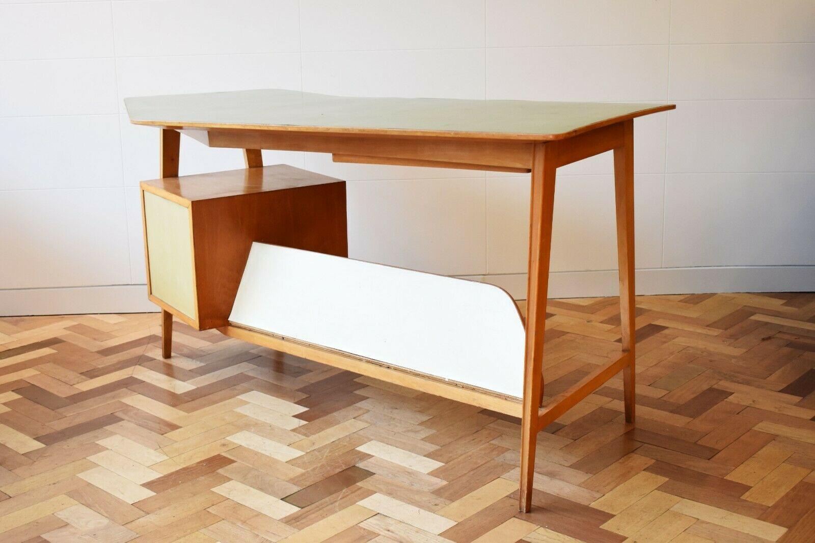 Mid-20th Century Italian Beechwood Desk in the Manner of Gio Ponti, 1950's