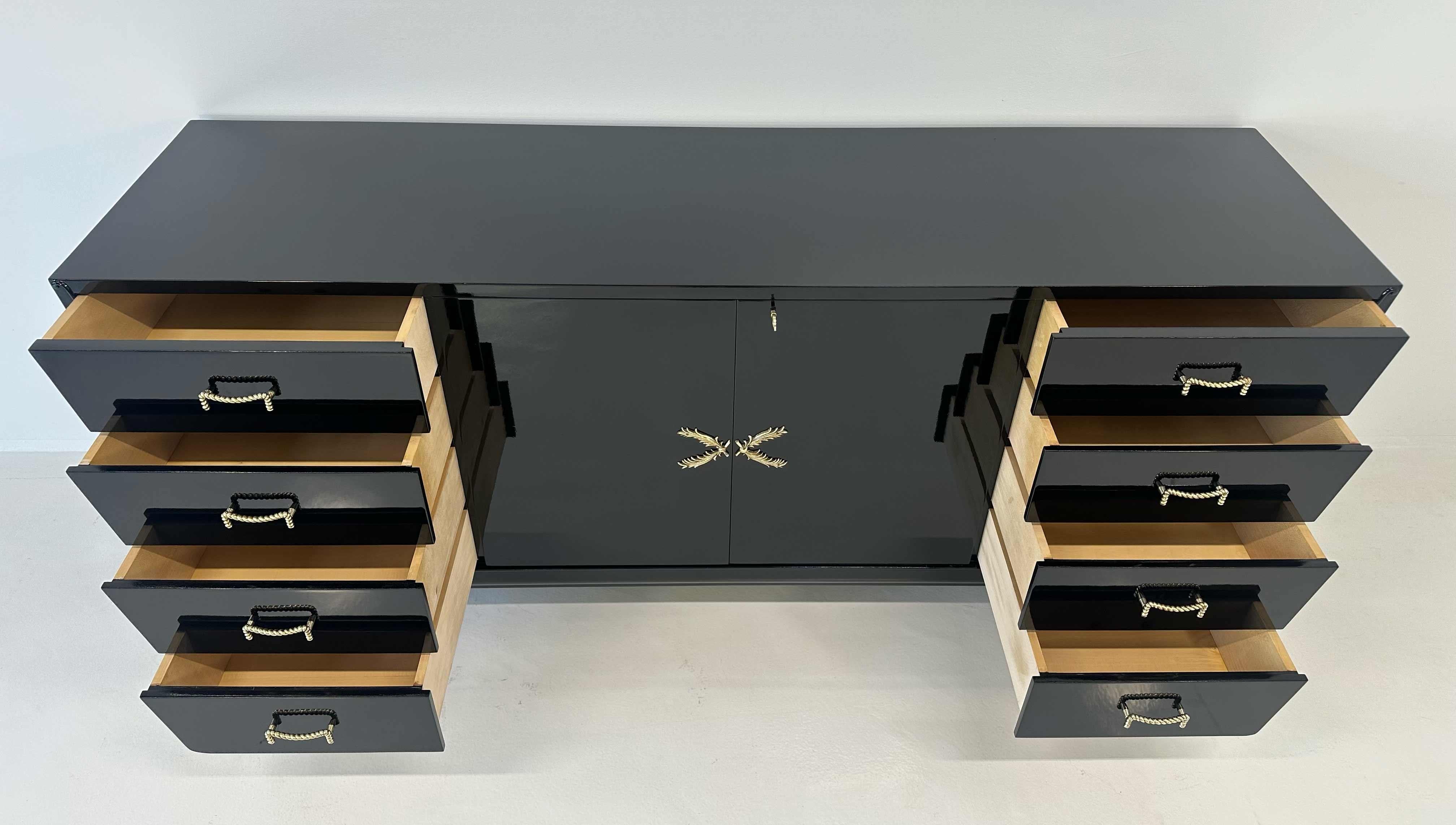 Credenza italiana anni '50 laccata nera in stile Art Déco con dettagli in ottone in vendita 5
