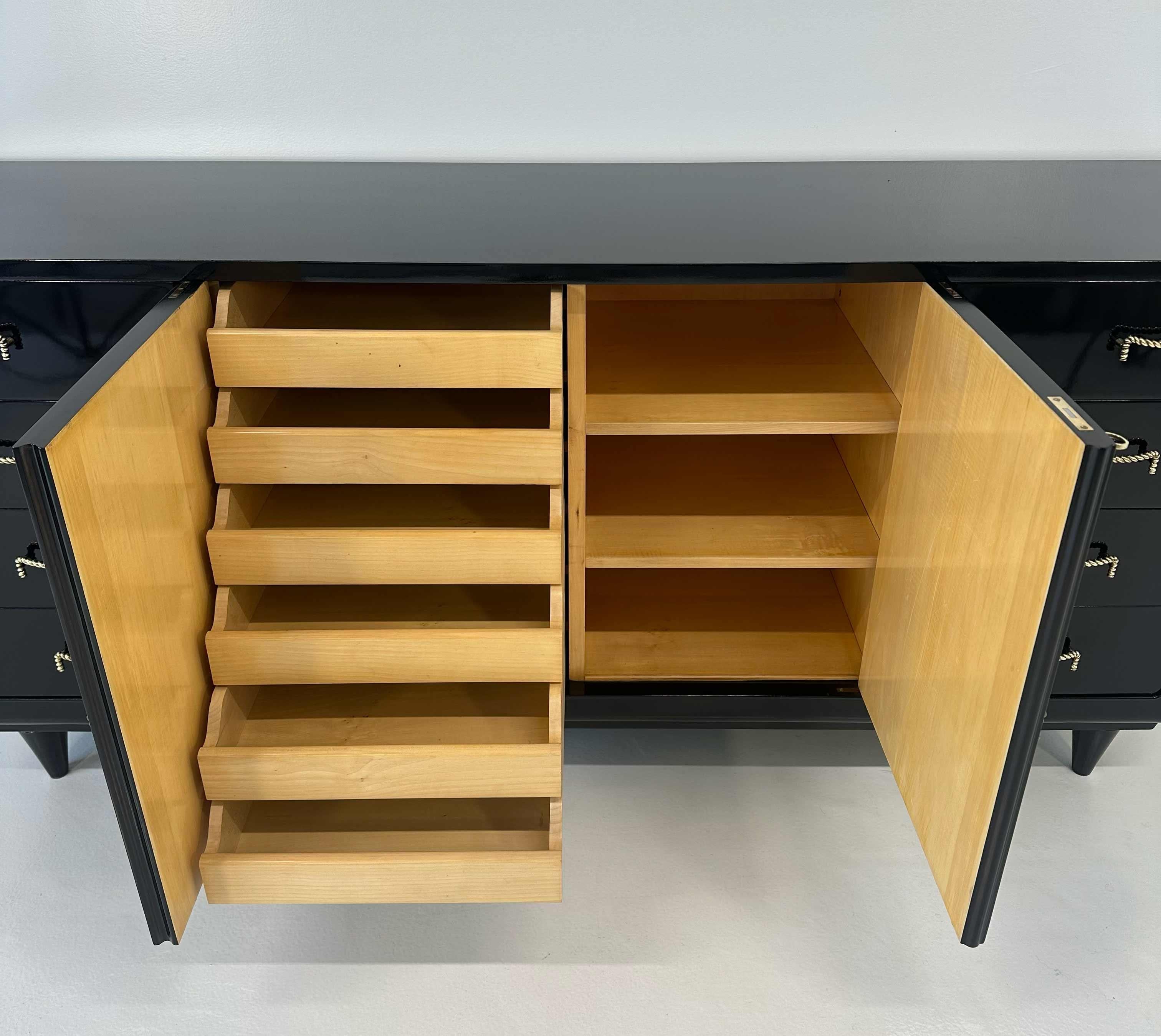Credenza italiana anni '50 laccata nera in stile Art Déco con dettagli in ottone in vendita 6
