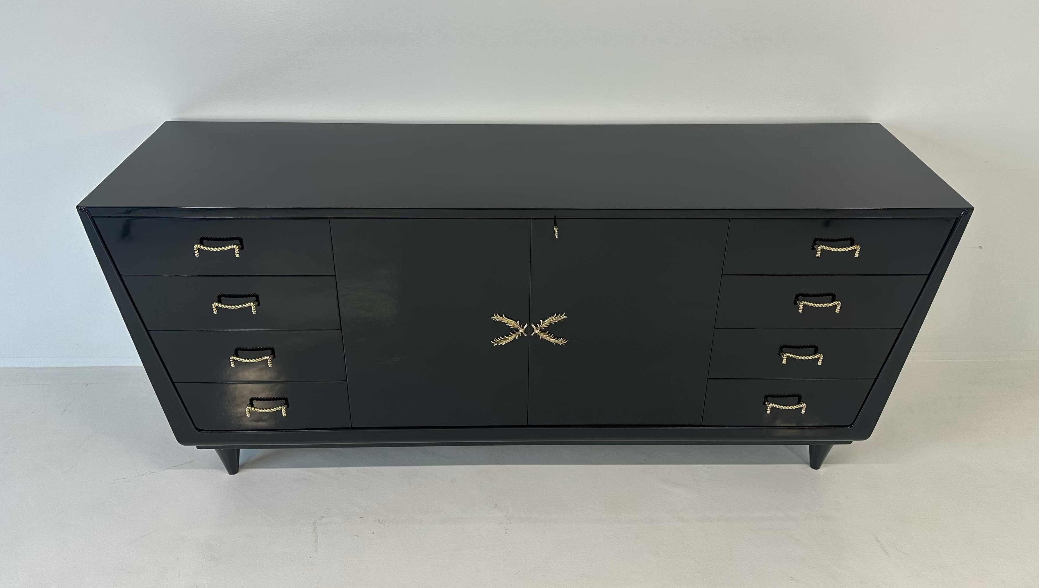 Italiano Credenza italiana anni '50 laccata nera in stile Art Déco con dettagli in ottone in vendita