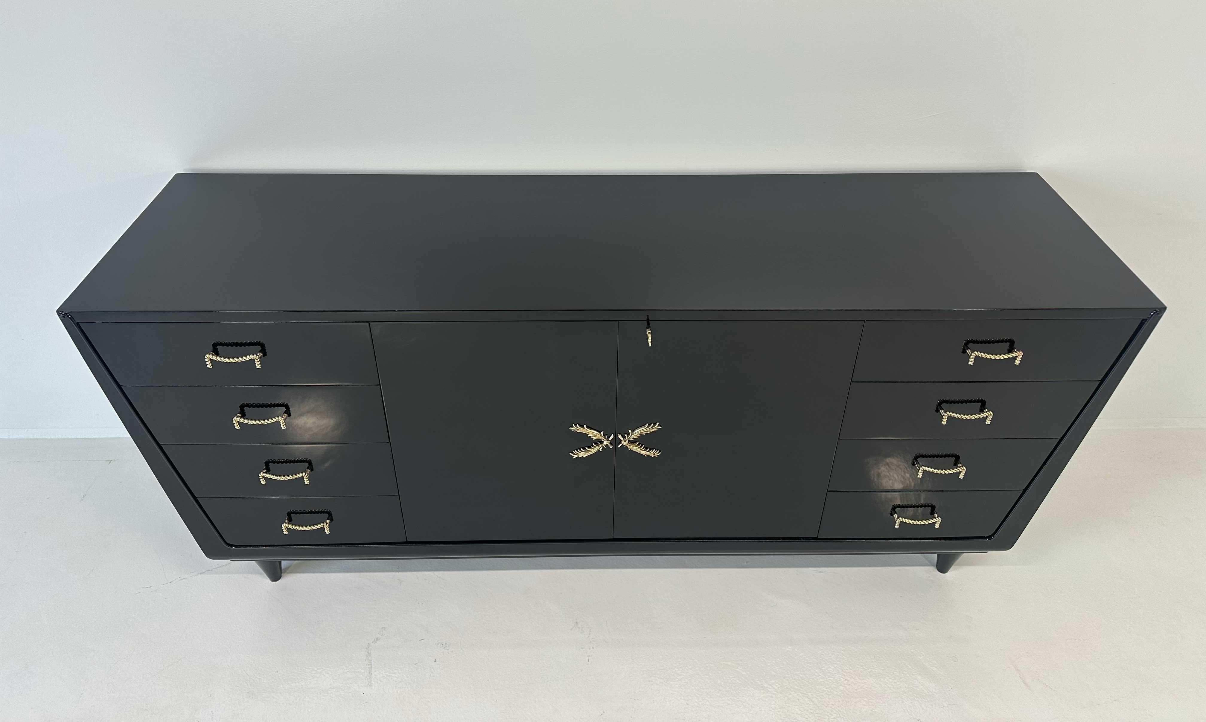 Credenza italiana anni '50 laccata nera in stile Art Déco con dettagli in ottone In condizioni buone in vendita a Meda, MB