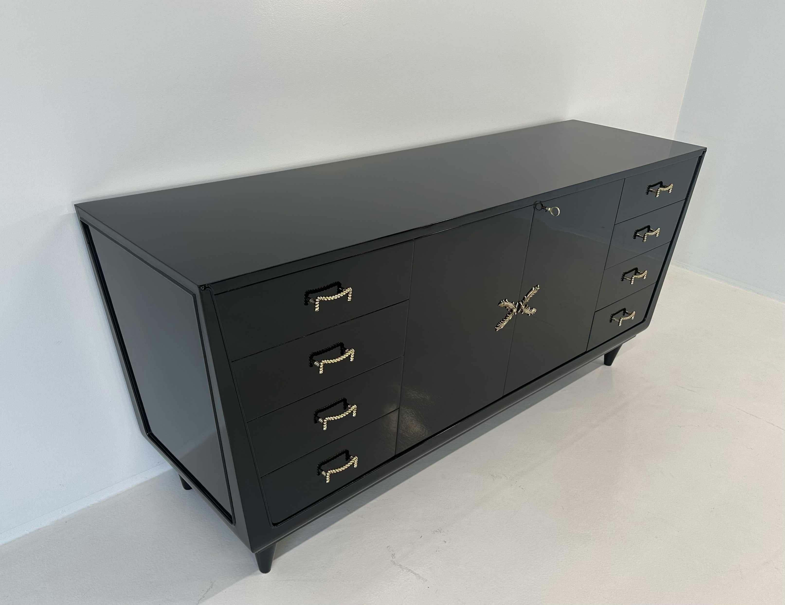 Metà XX secolo Credenza italiana anni '50 laccata nera in stile Art Déco con dettagli in ottone in vendita