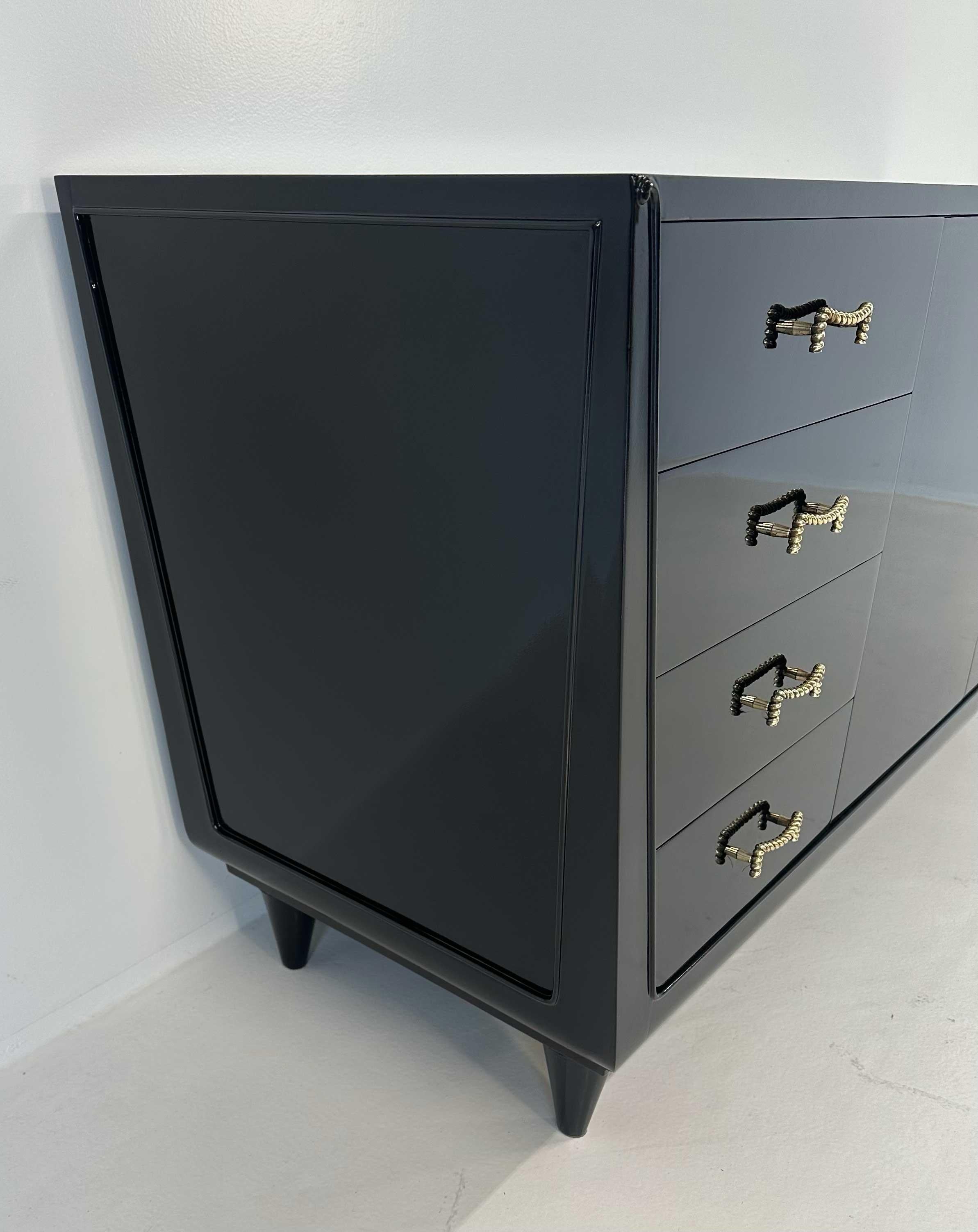 Ottone Credenza italiana anni '50 laccata nera in stile Art Déco con dettagli in ottone in vendita