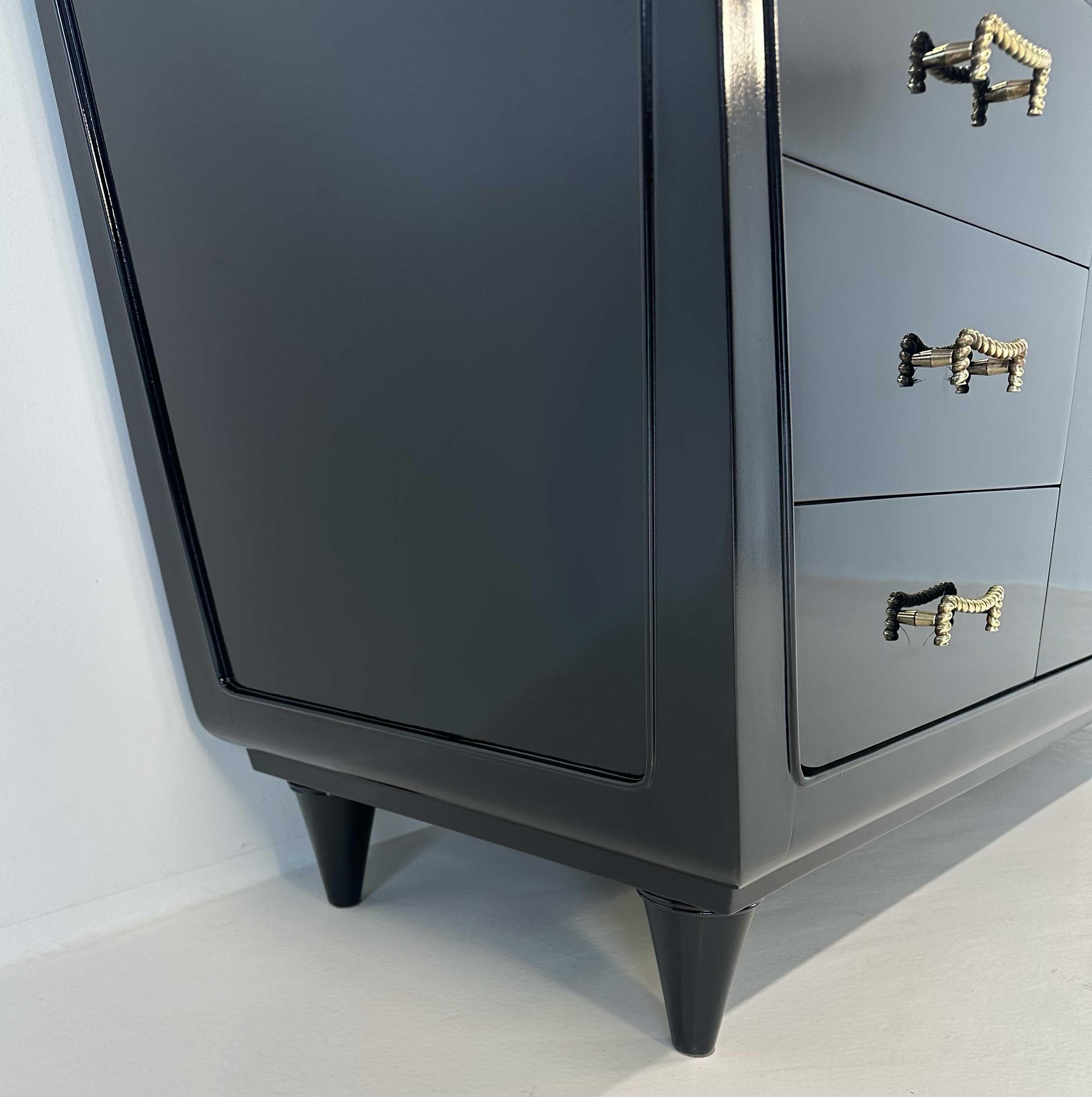 Credenza italiana anni '50 laccata nera in stile Art Déco con dettagli in ottone in vendita 1