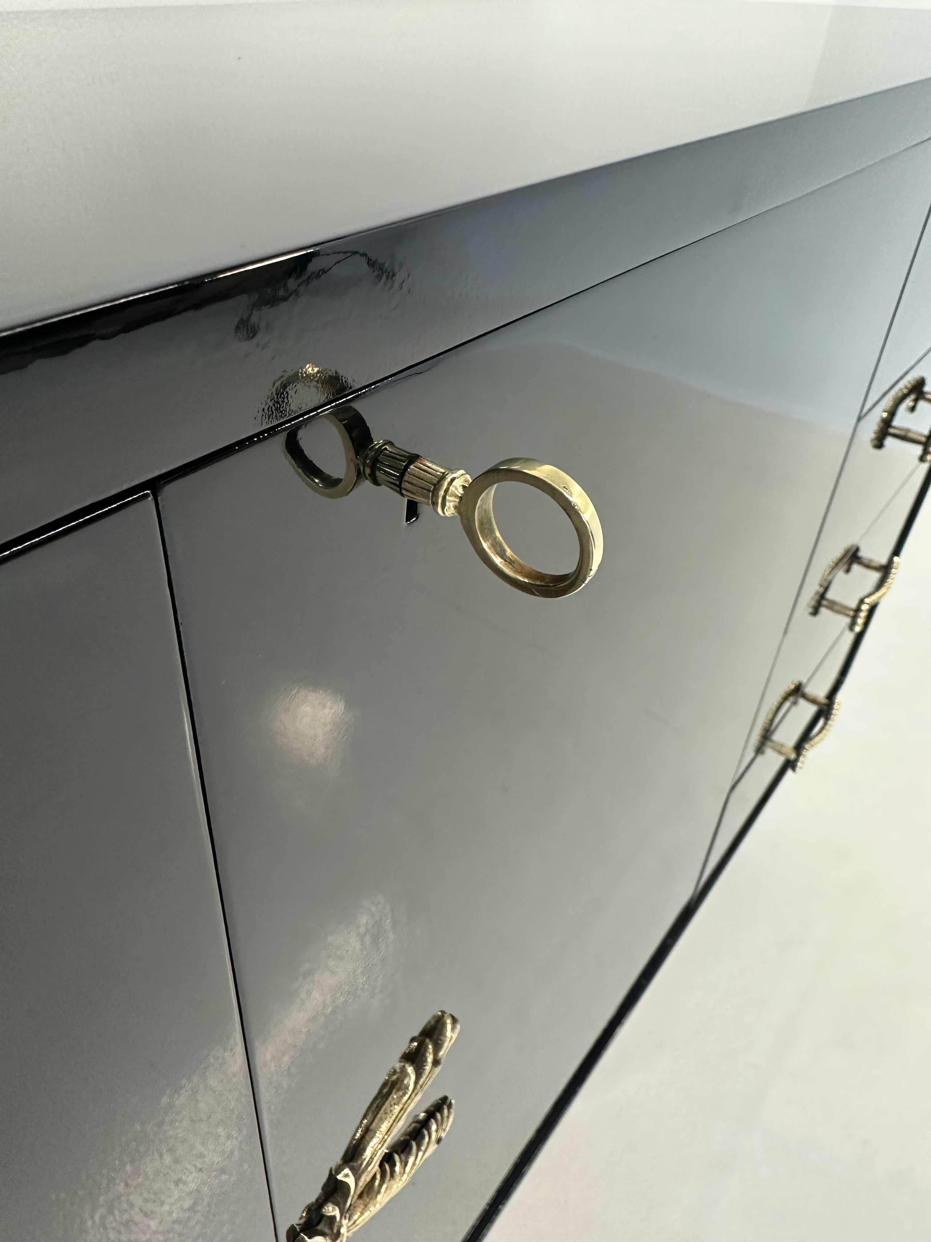 Credenza italiana anni '50 laccata nera in stile Art Déco con dettagli in ottone in vendita 3