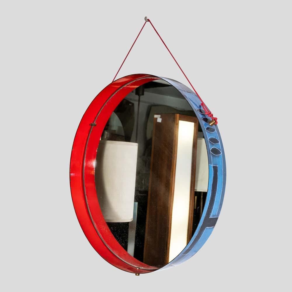 El Marco Redondo Esmaltado Azul diseñado por Siva Poggibonsi en la década de 1960 es una impresionante pieza de diseño italiano. El marco está adornado con un bello esmalte azul, contrastado por un vibrante borde interior rojo lacado para un acabado