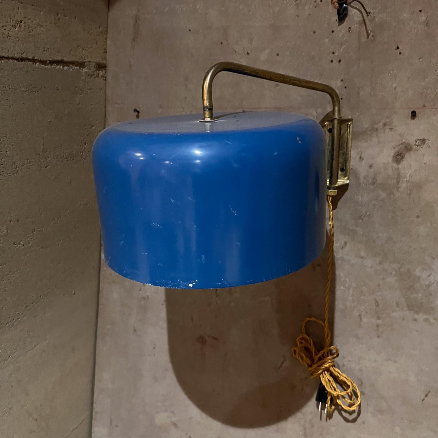 
Midcentury Modern Italian Blue Wall Sconce Lamp
unmarked style of Stilnovo
9 h x 18 d x 12.13 diameter
Unrestored original vintage condition
See all images.
