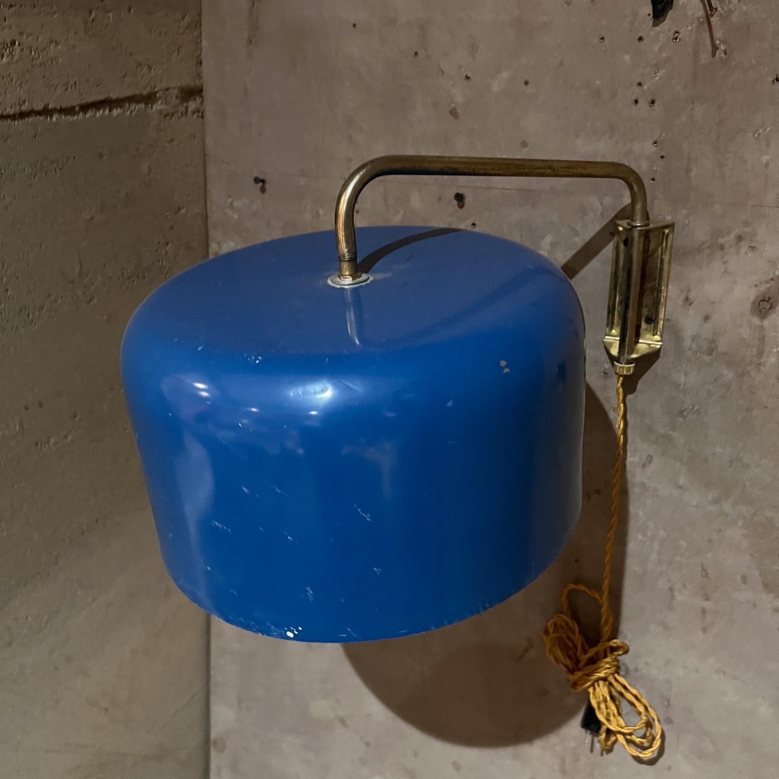 1950s Italian Blue Modern Wall Lamp Sconce Style Stilnovo In Good Condition For Sale In Chula Vista, CA