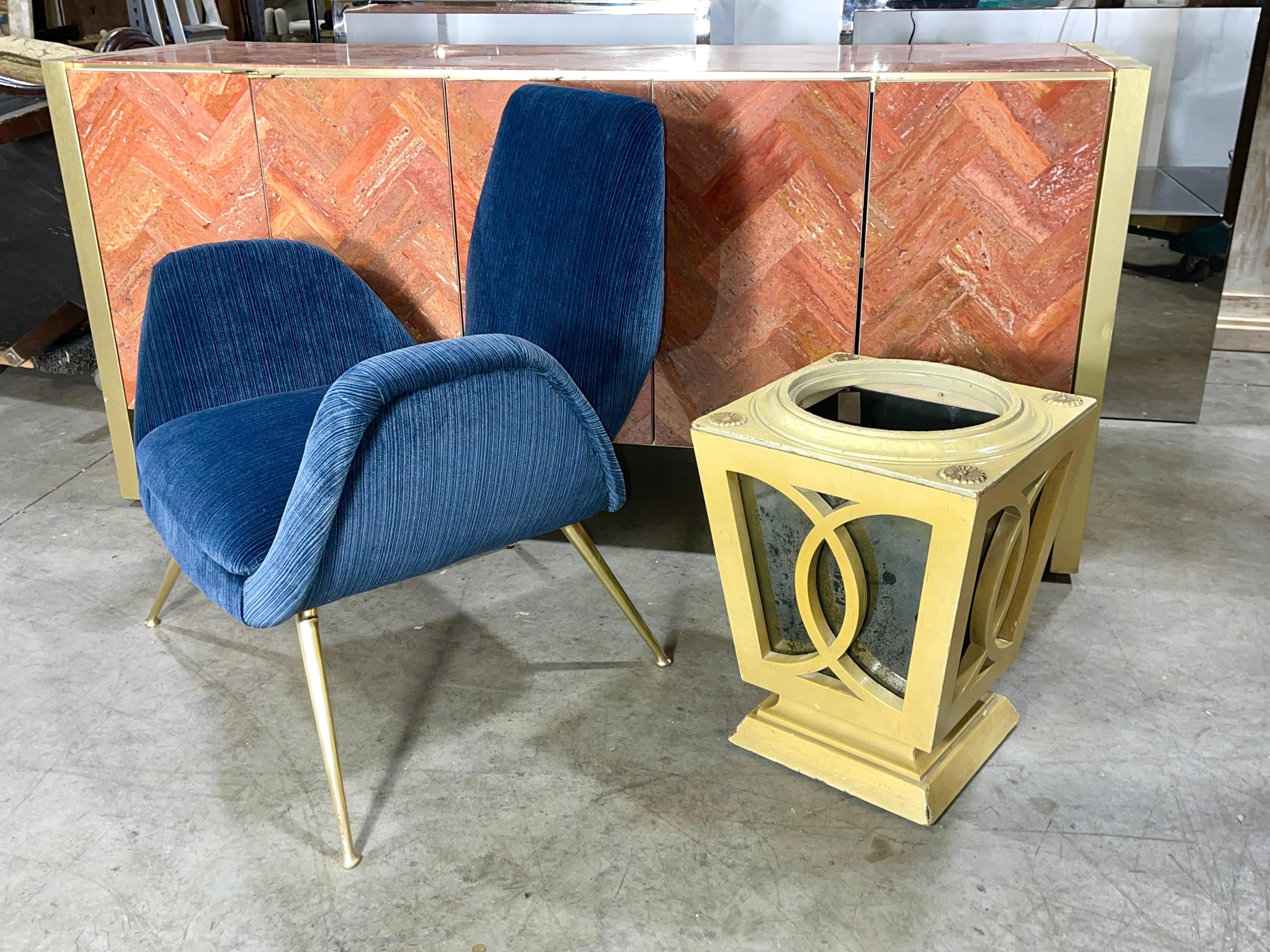 Pequeño sillón escultural italiano de los años 50, con patas cónicas de latón, recién retapizado (noviembre de 2025) en terciopelo de rayas azul marino.
Su inconfundible silueta y sus patas arqueadas recuerdan a una jirafa bebiendo en una charca.