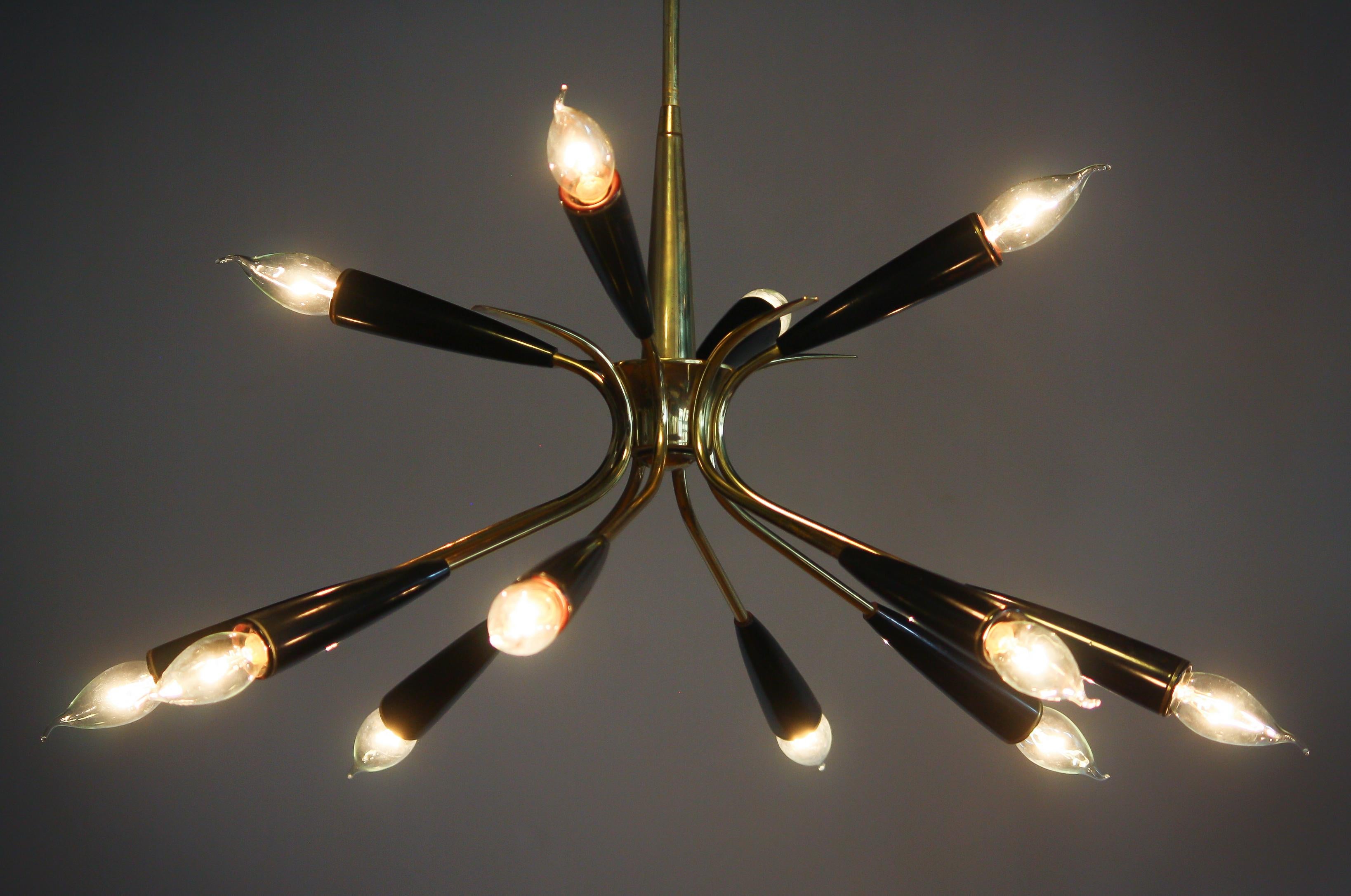 Beautiful Italian Sputnik chandelier.
The chandelier has eight brass arms with twelve black metal fixtures.
It is in a nice and working condition.
Period 1950s
Dimensions: H.70 cm, ø 60 cm.
  