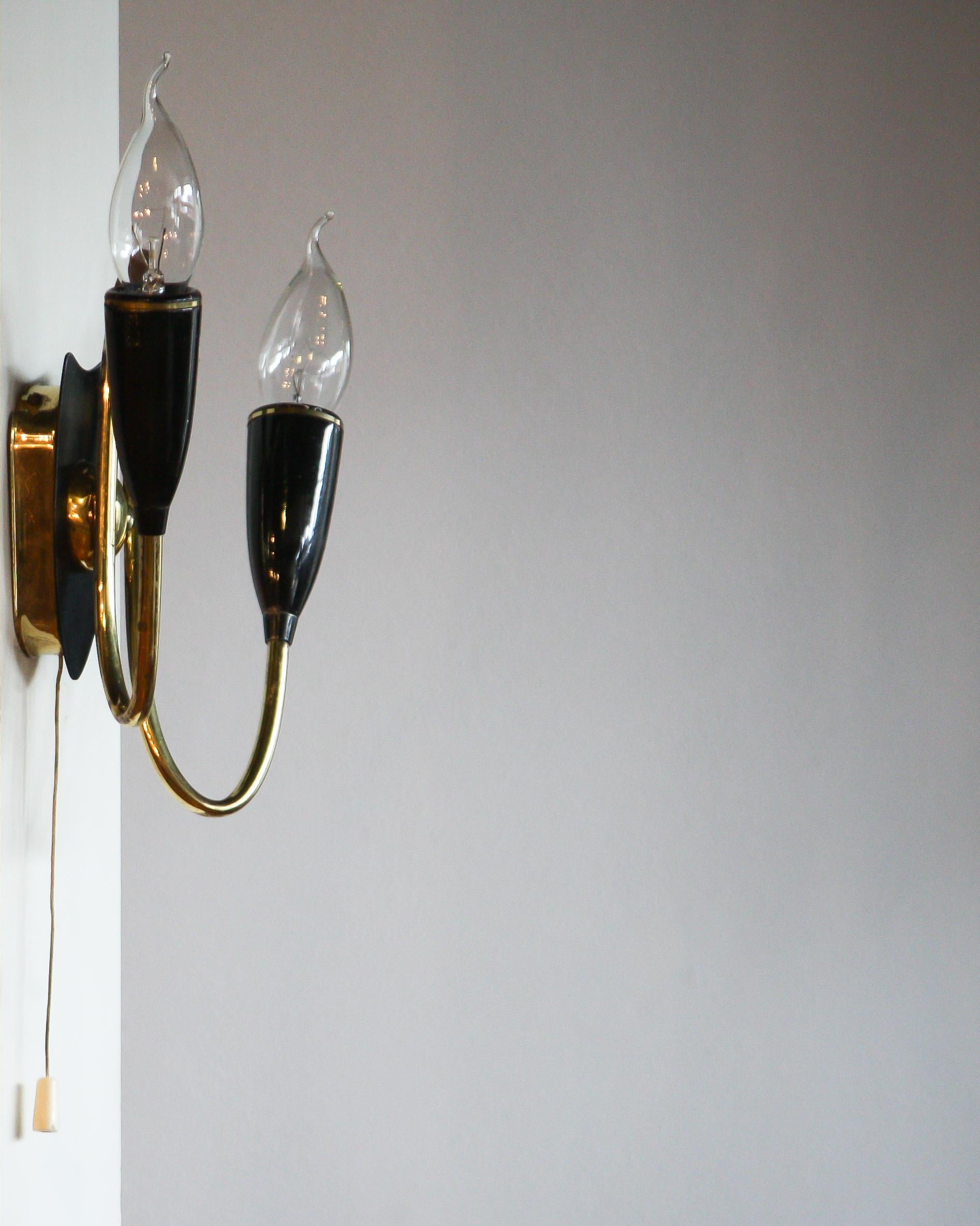 1950s, Italian Brass and Bakelite Wall Light In Good Condition In Silvolde, Gelderland