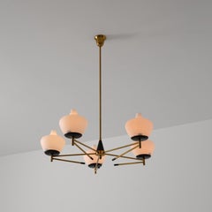 Lustre italien des années 1950 en laiton et métal laqué noir avec abat-jour en verre opalin