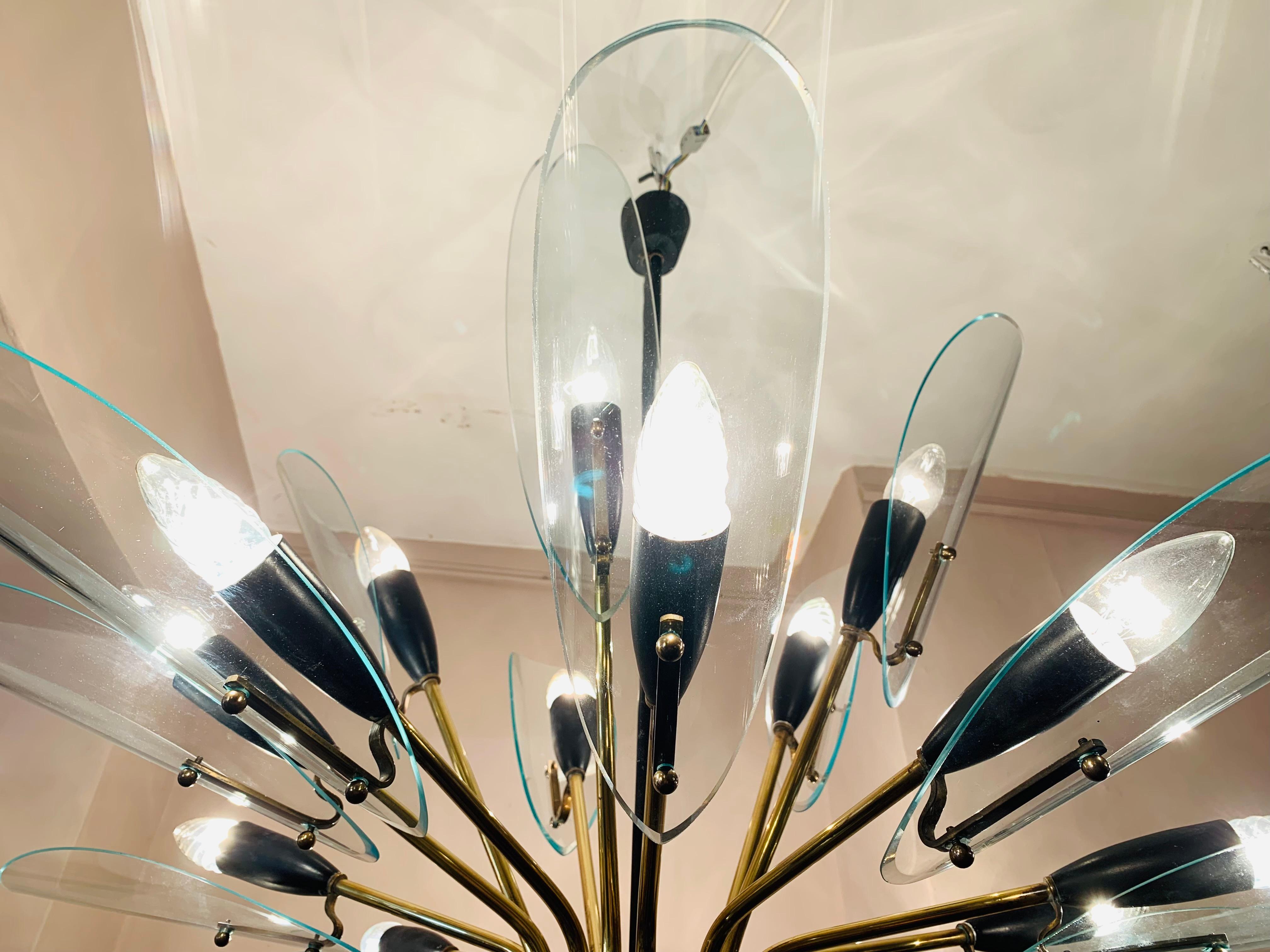1950er Jahre Italienisch Messing und Glas abgeschrägten Blättern Kronleuchter Fontana Arte Stil im Angebot 4