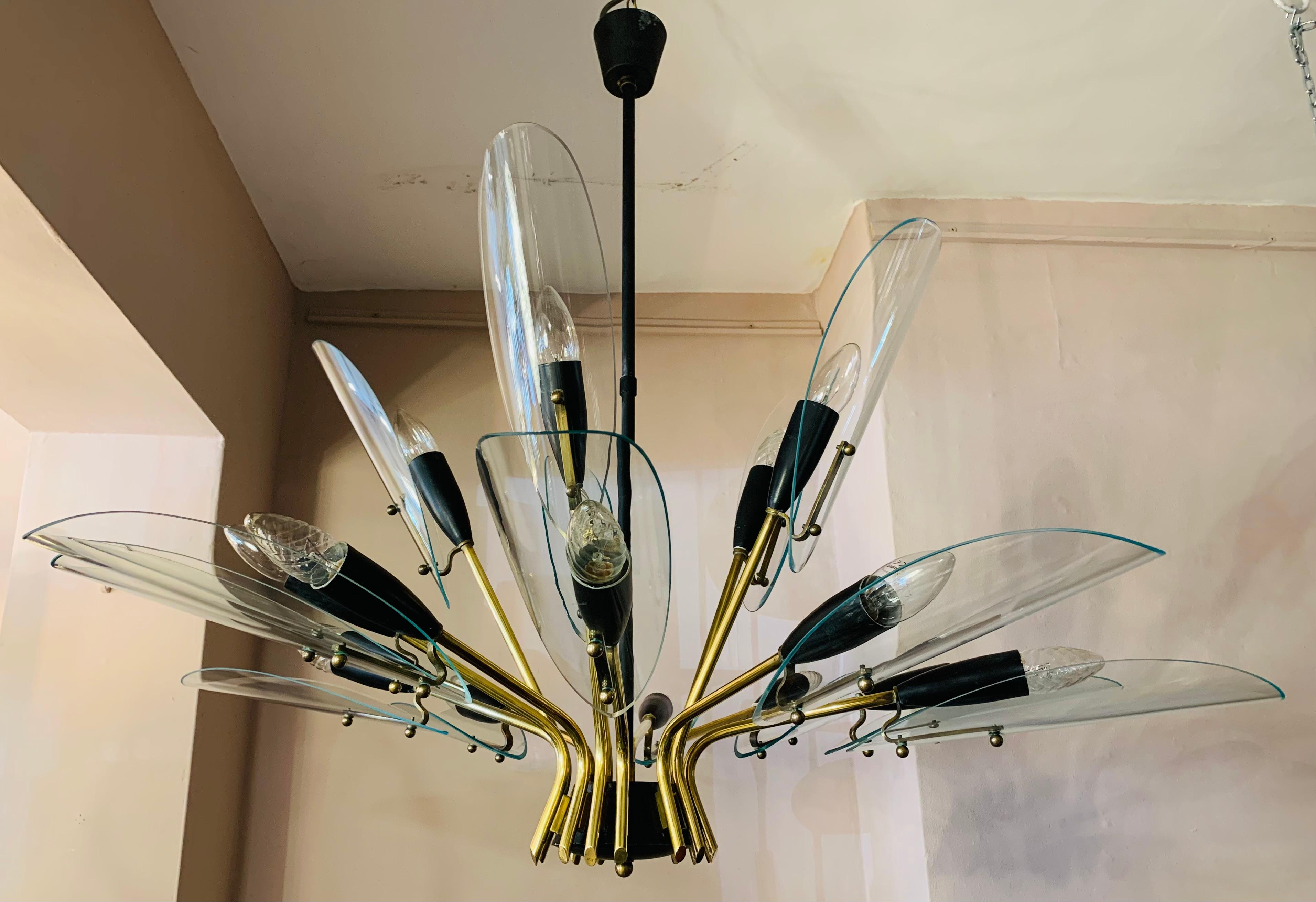 1950er Jahre Italienisch Messing und Glas abgeschrägten Blättern Kronleuchter Fontana Arte Stil im Angebot 5