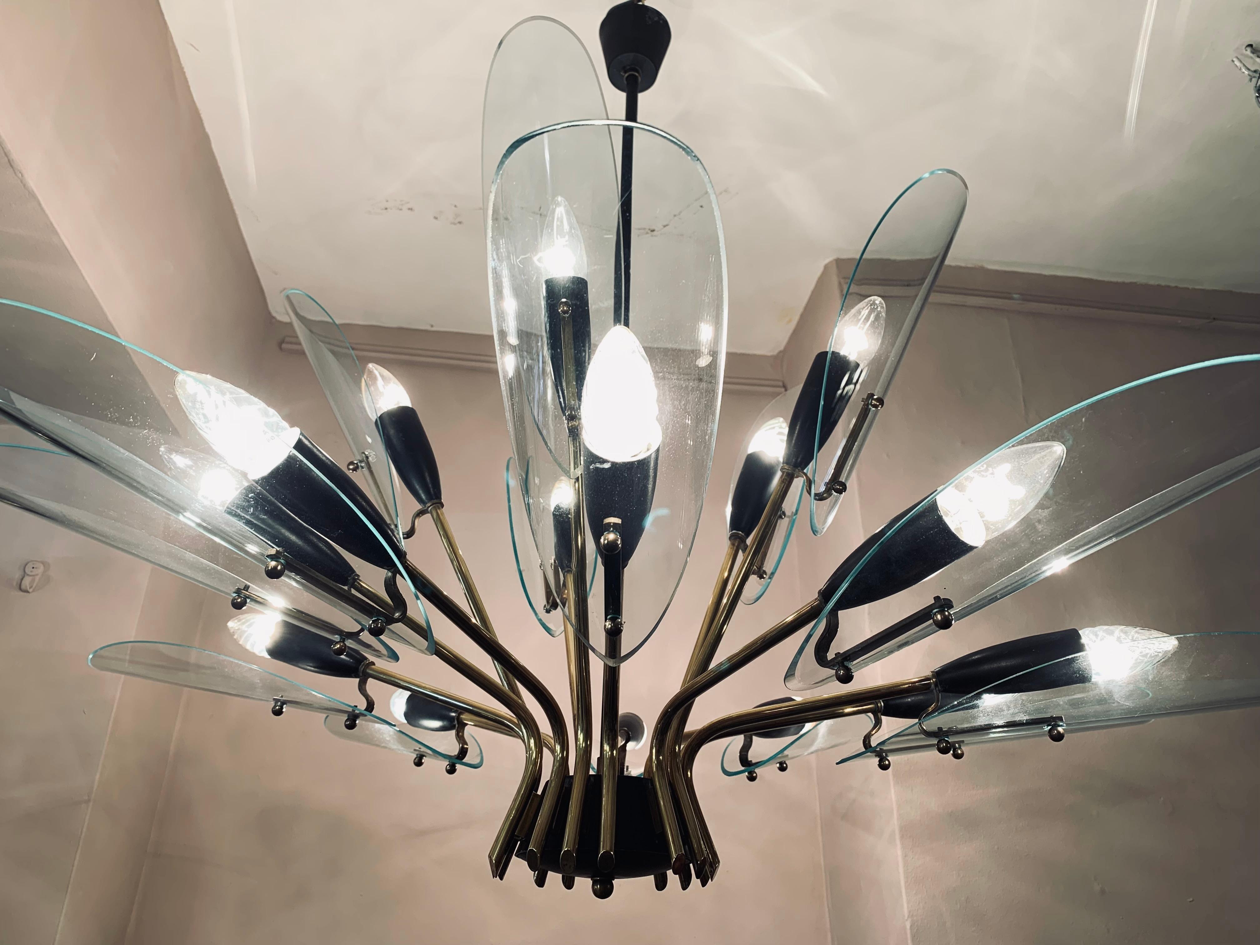 1950er Jahre Italienisch Messing und Glas abgeschrägten Blättern Kronleuchter Fontana Arte Stil (20. Jahrhundert) im Angebot
