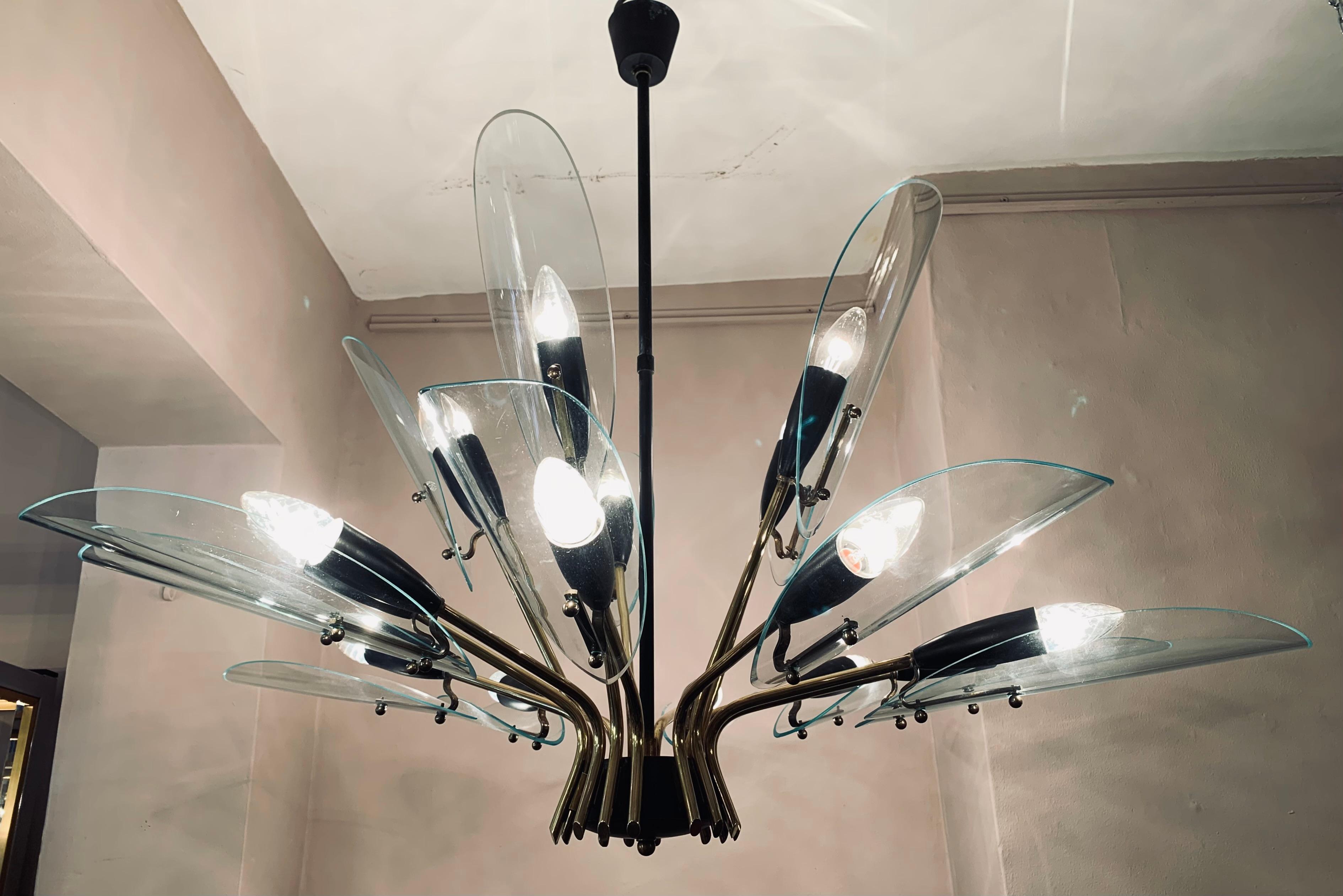 1950er Jahre Italienisch Messing und Glas abgeschrägten Blättern Kronleuchter Fontana Arte Stil im Angebot 2