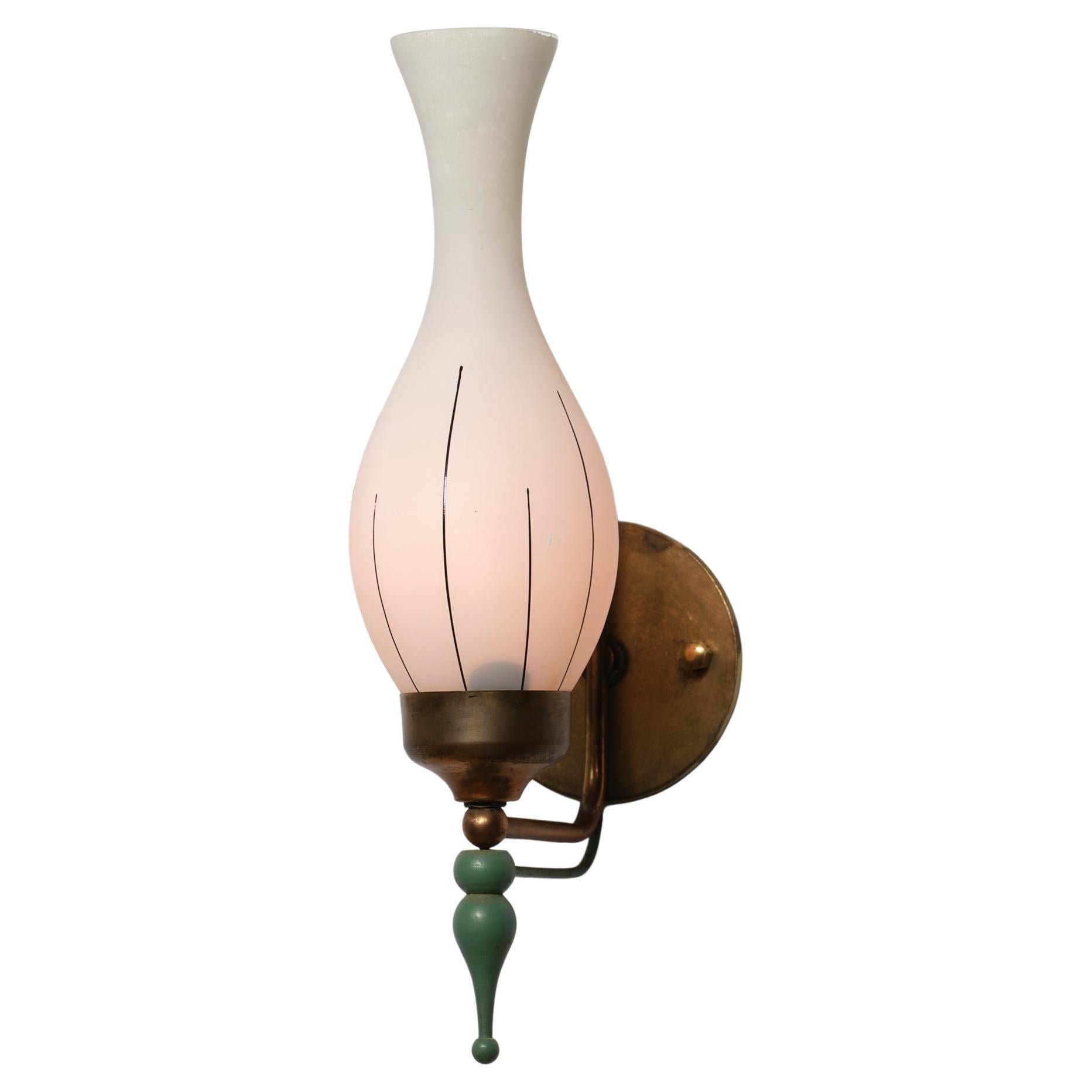 Aplique italiano de los años 50 de latón y esmalte verde con pantalla opalina esculpida