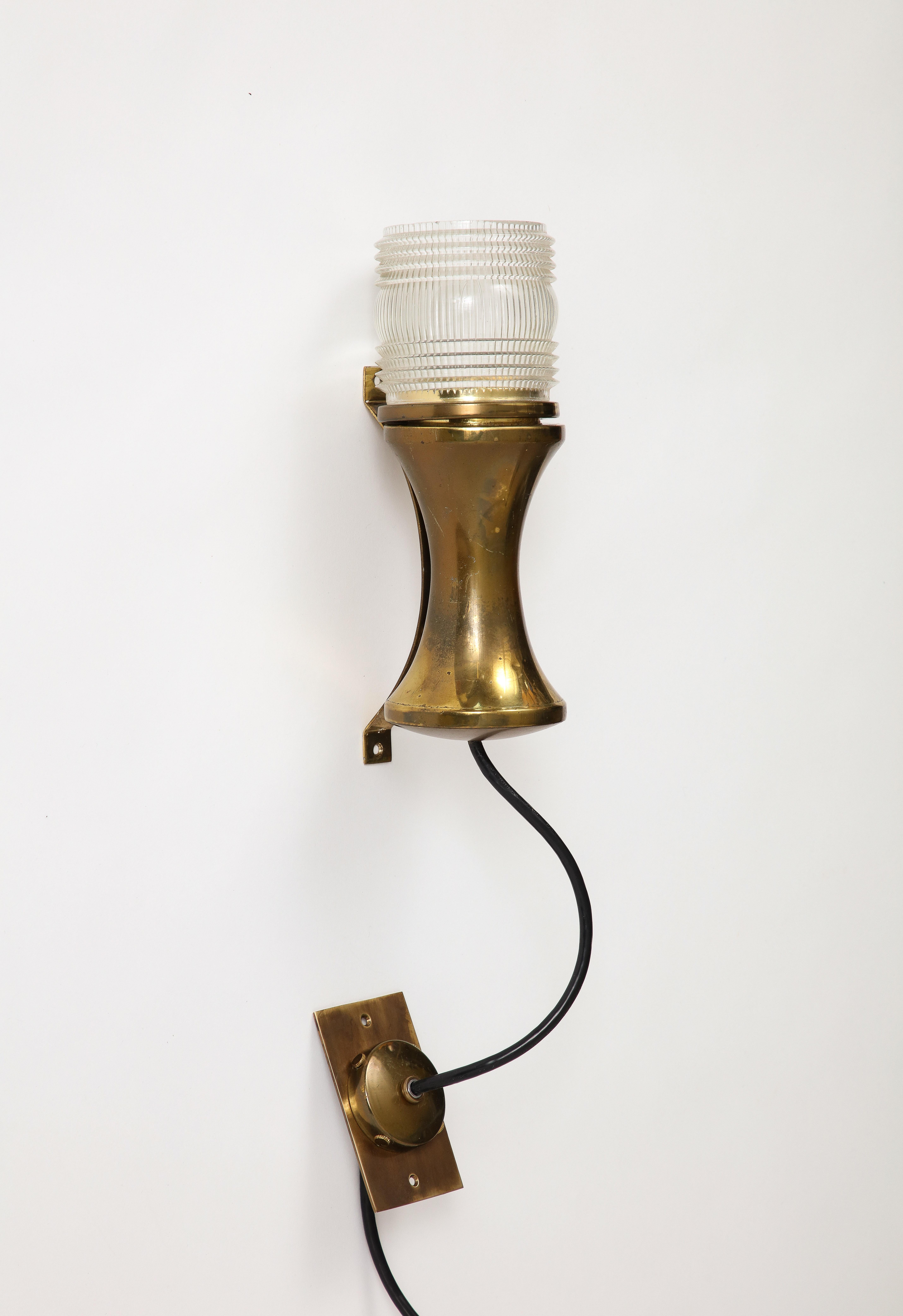 1950s Italian Brass and Molded Glass Sconce by Tito Agnoli for Oluce In Good Condition For Sale In Chicago, IL