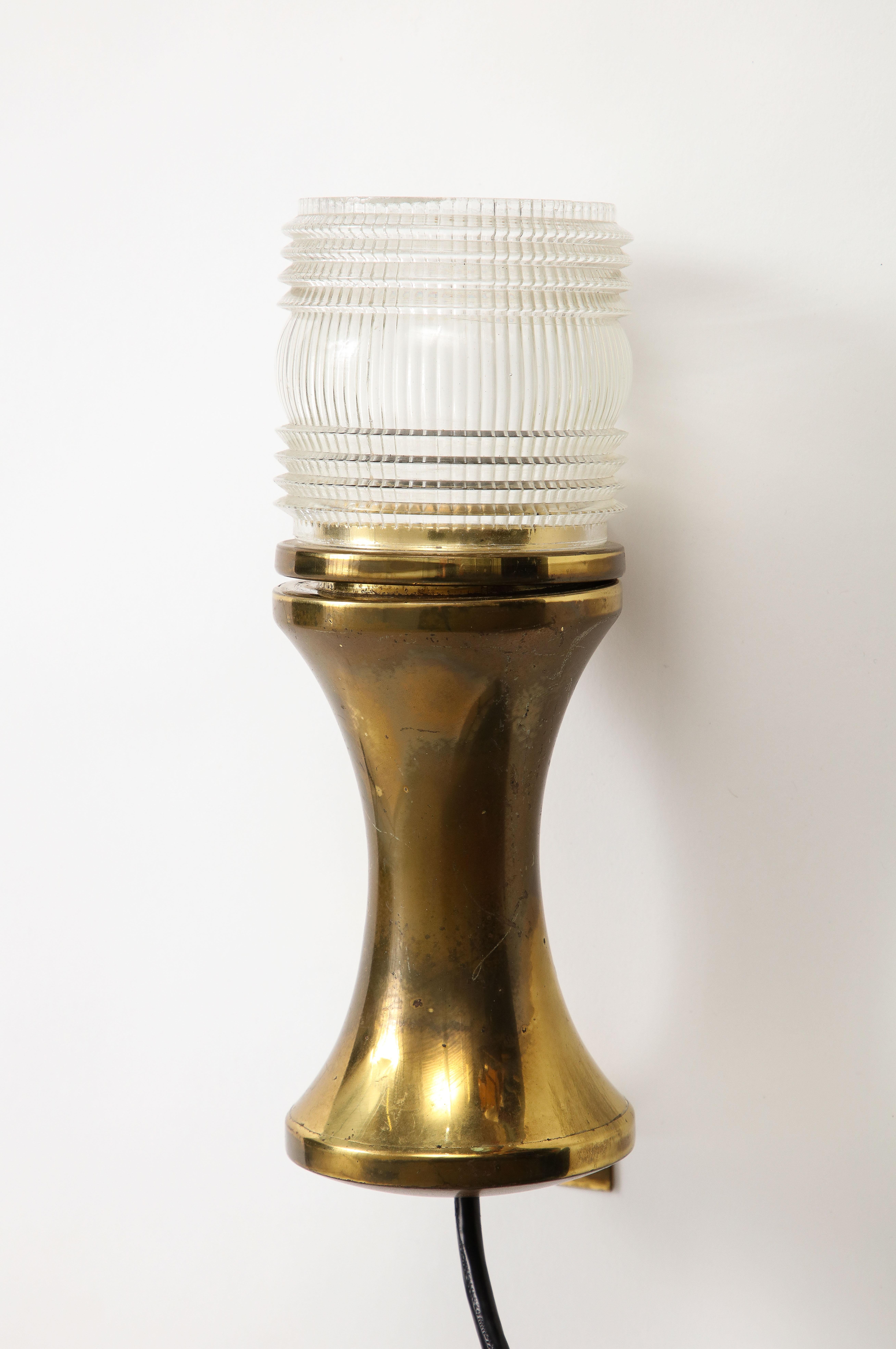 1950er Jahre Italienische Leuchte aus Messing und geformtem Glas von Tito Agnoli für Oluce (Mitte des 20. Jahrhunderts) im Angebot