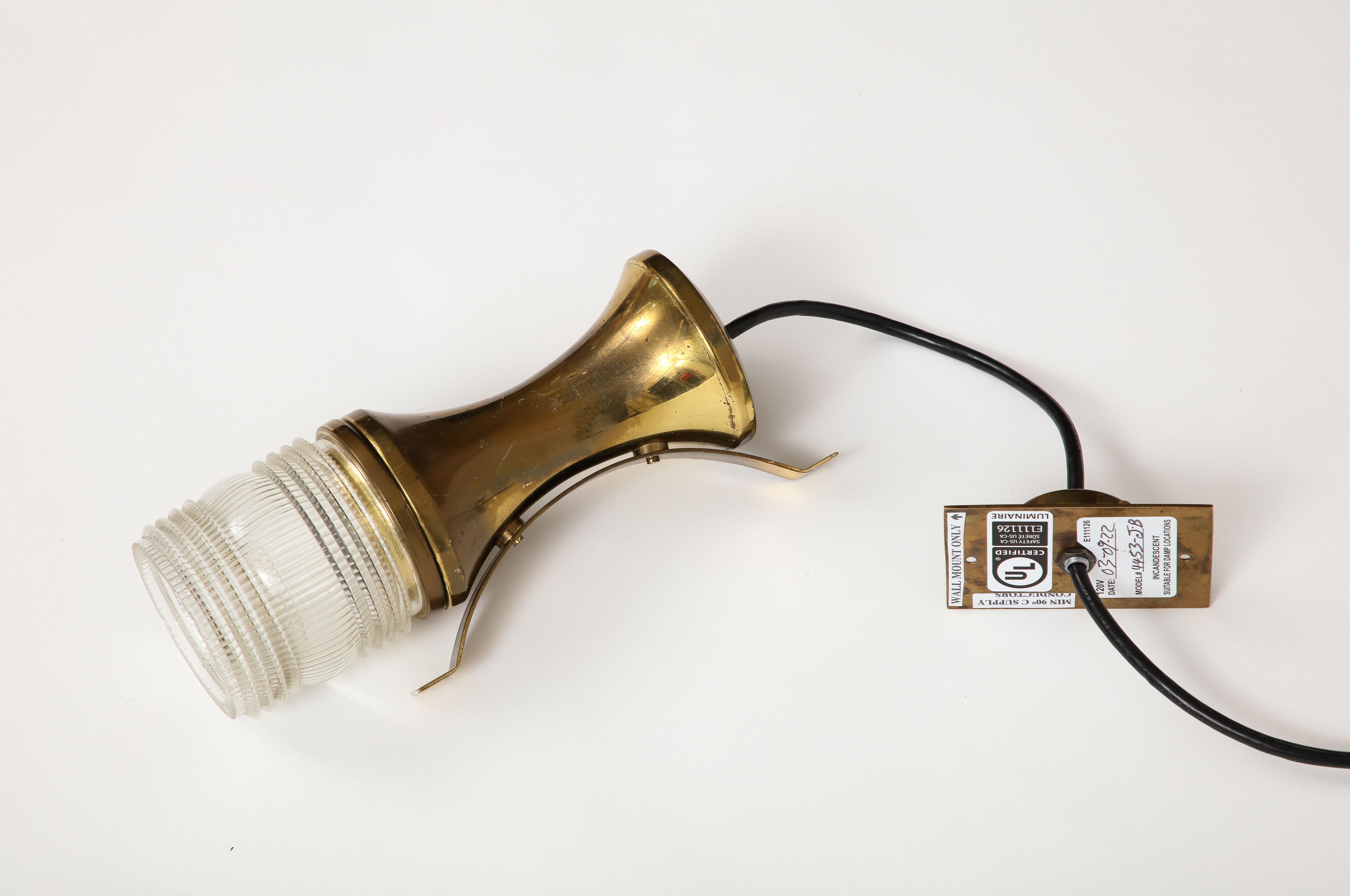 1950s Italian Brass and Molded Glass Sconce by Tito Agnoli for Oluce For Sale 4