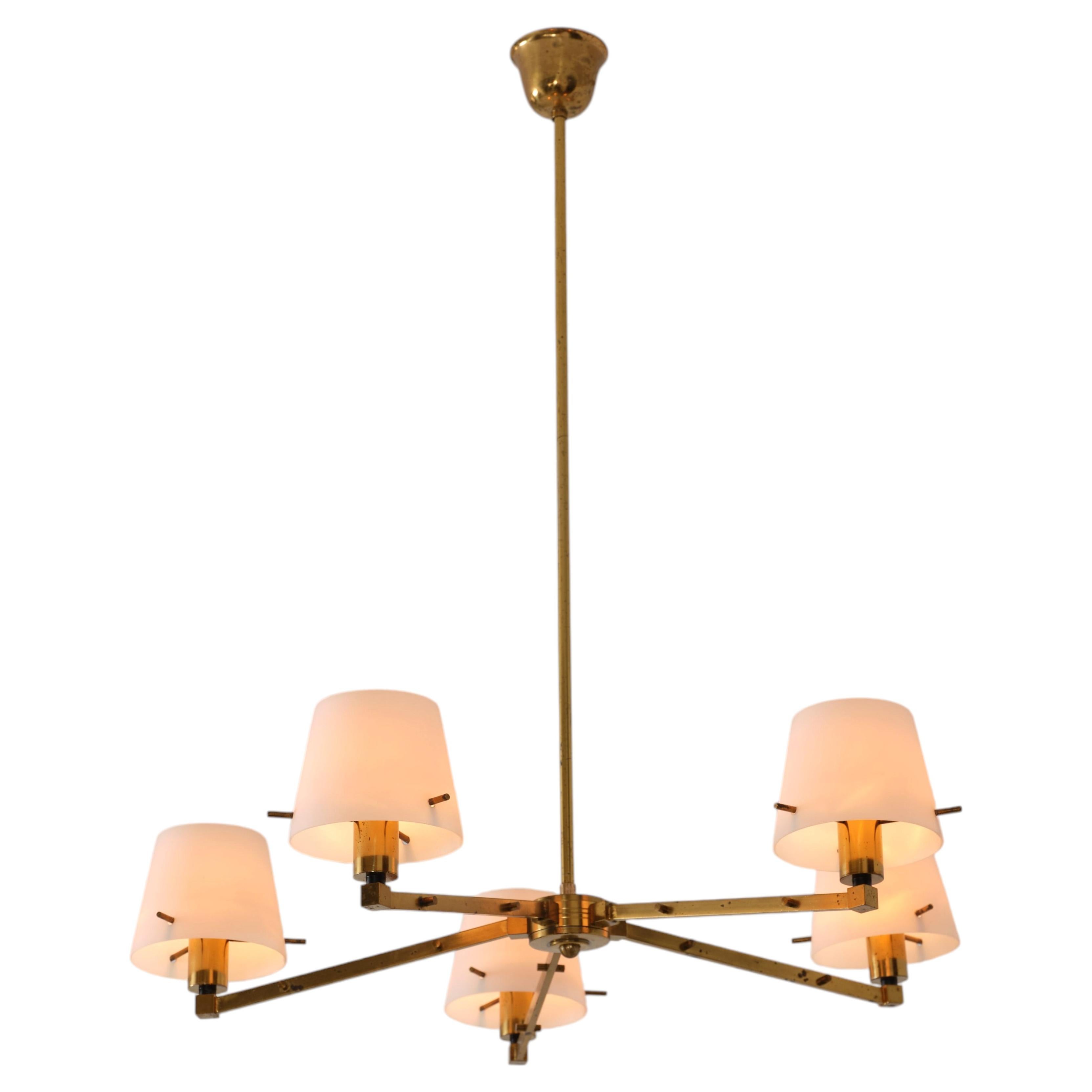 What’s the difference between a pendant and chandelier?