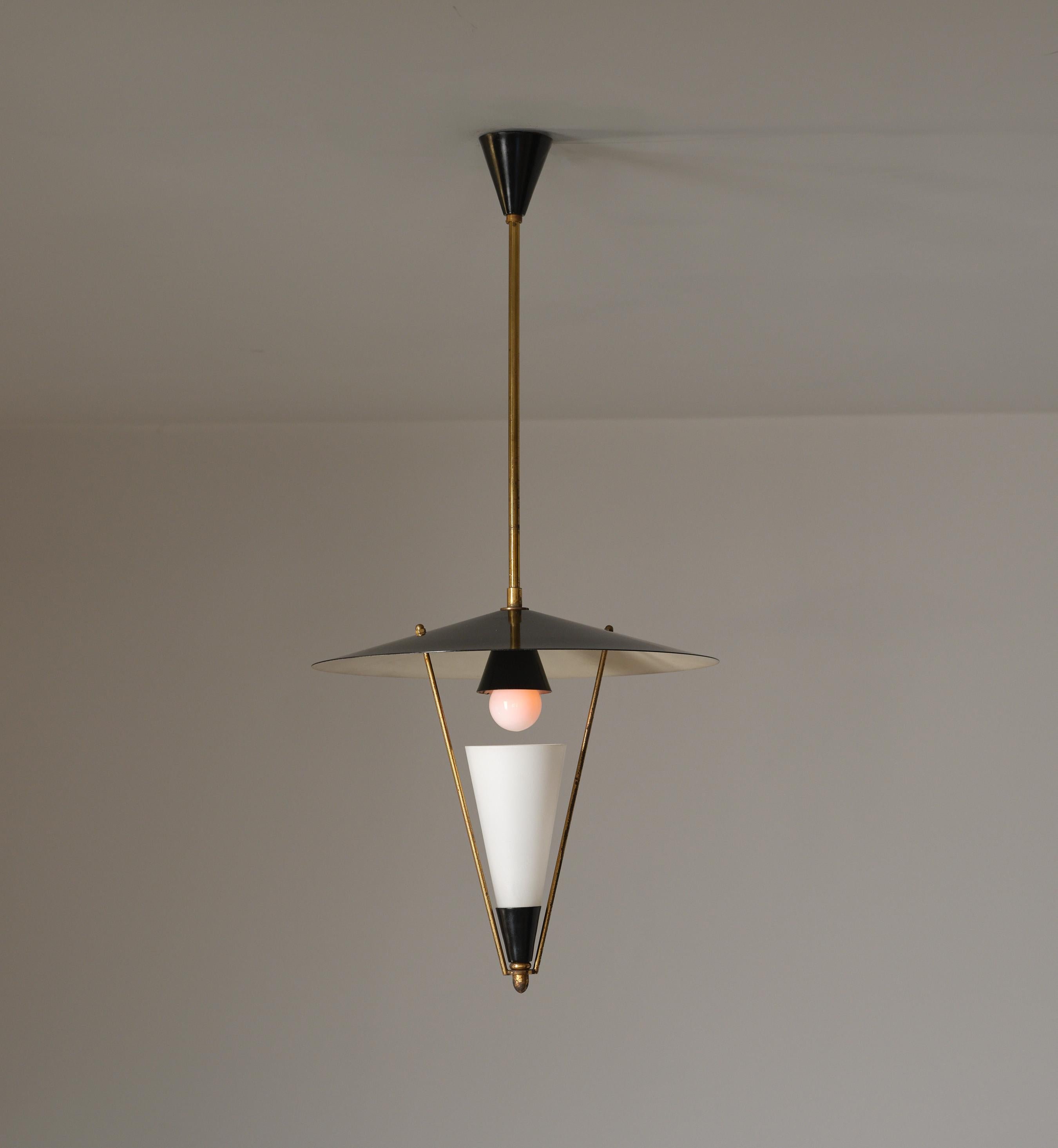 Mid-Century Modern 1950s Italian Brass & Black Enamel Pendant Lamp, Attributed to Stilnovo en vente