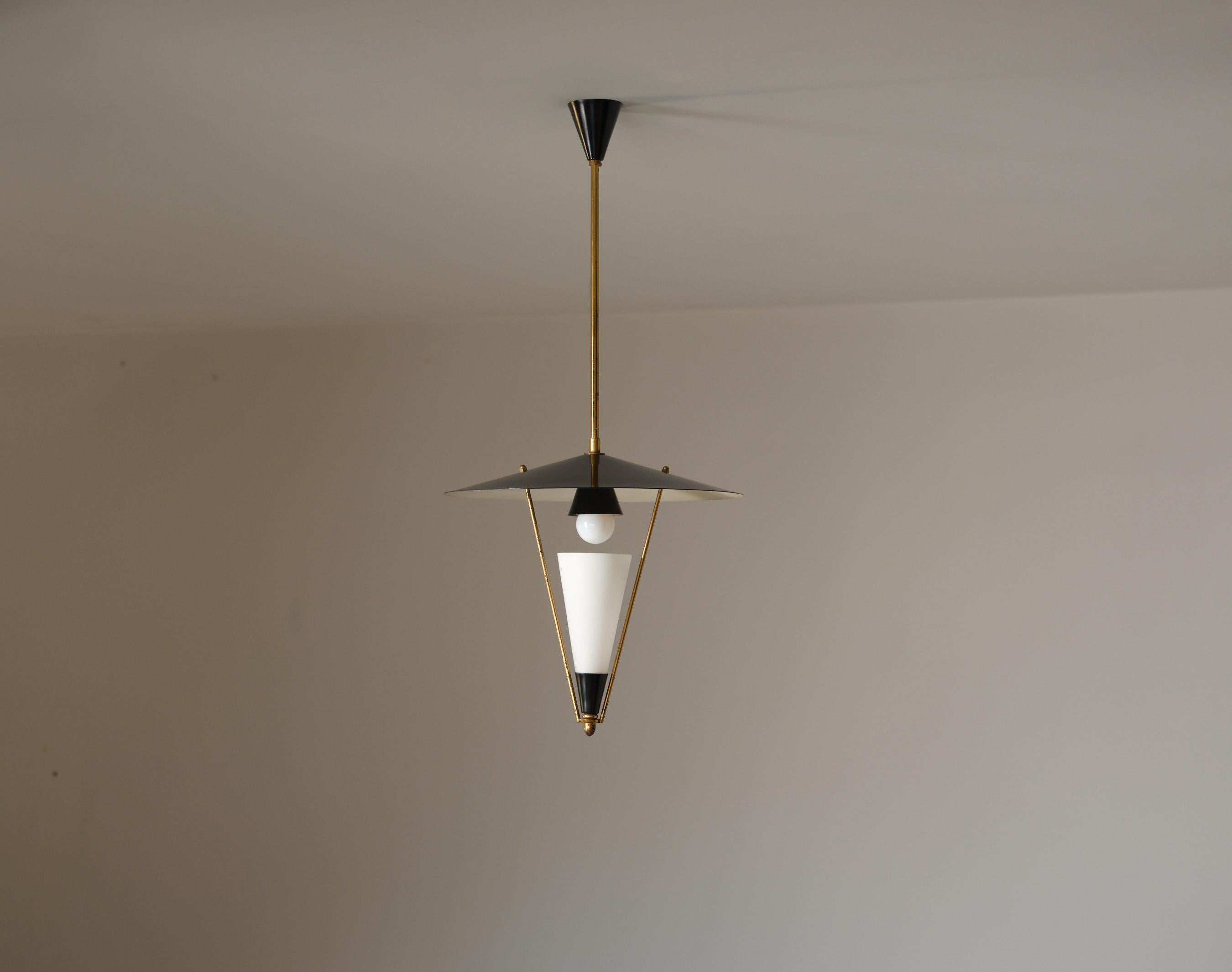 italien 1950s Italian Brass & Black Enamel Pendant Lamp, Attributed to Stilnovo en vente