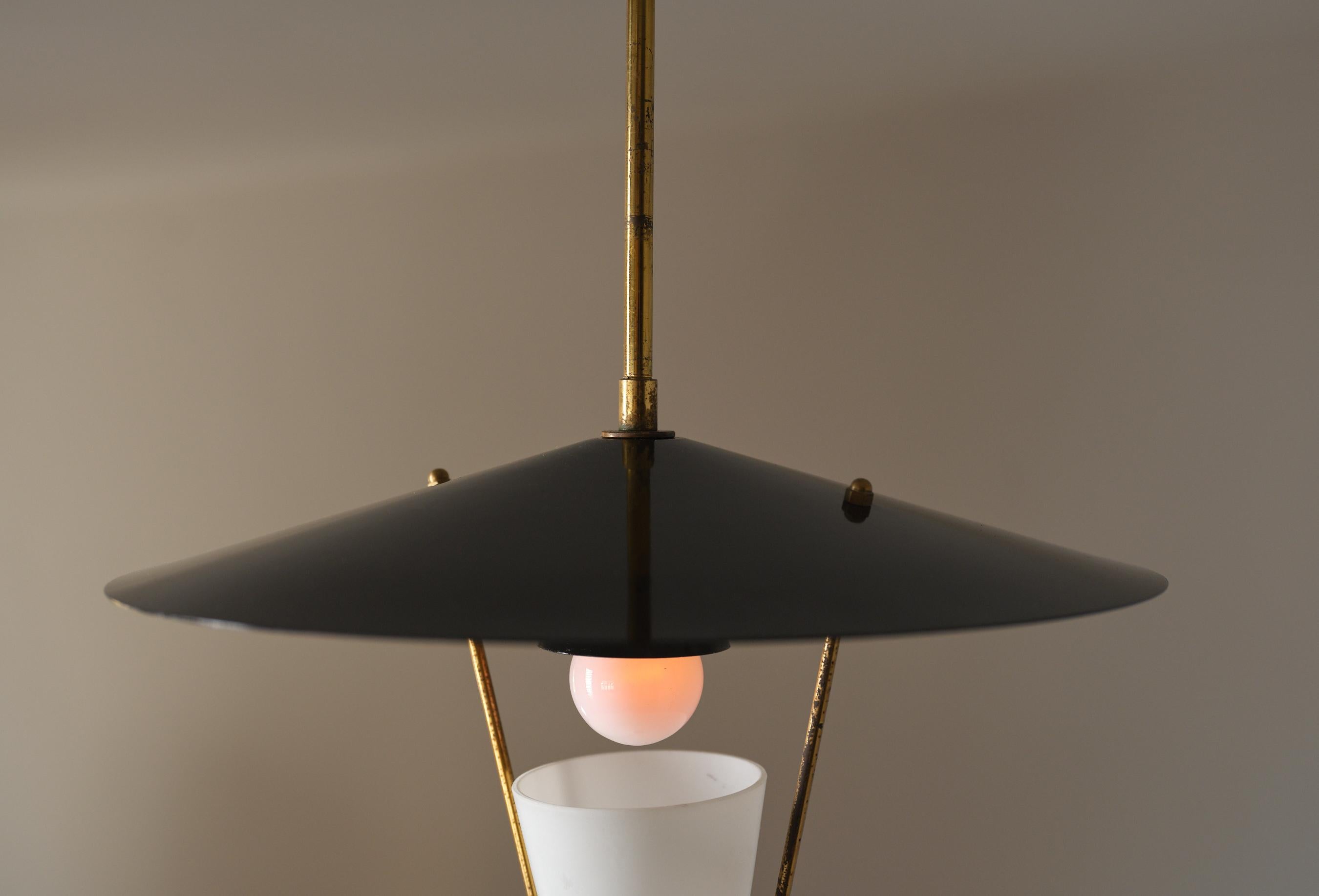 1950s Italian Brass & Black Enamel Pendant Lamp, Attributed to Stilnovo Bon état - En vente à Rome, IT