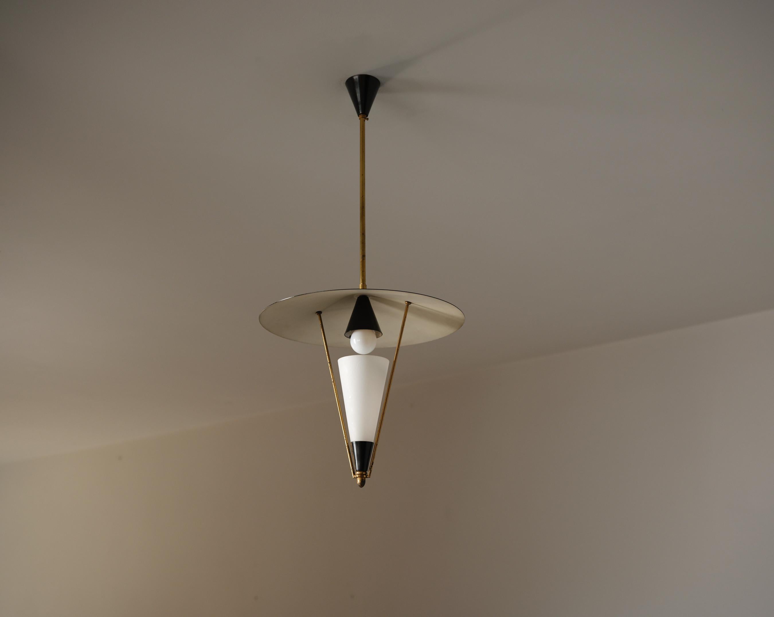 Milieu du XXe siècle 1950s Italian Brass & Black Enamel Pendant Lamp, Attributed to Stilnovo en vente